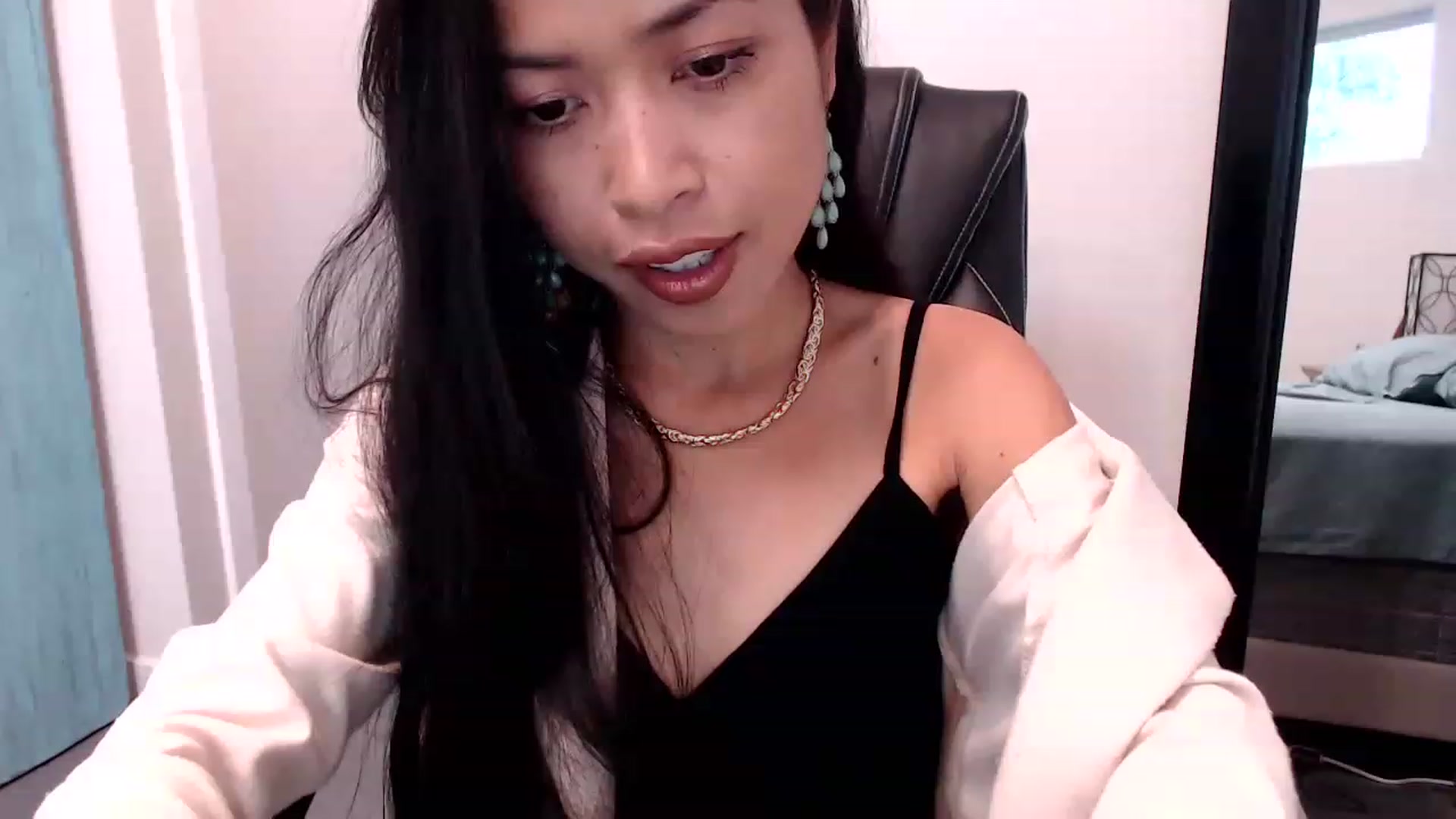 Gallery image thumbnail from Lil__bit's myfreecams stream on, 04/06/2023, 17:09 image 2 of 20
