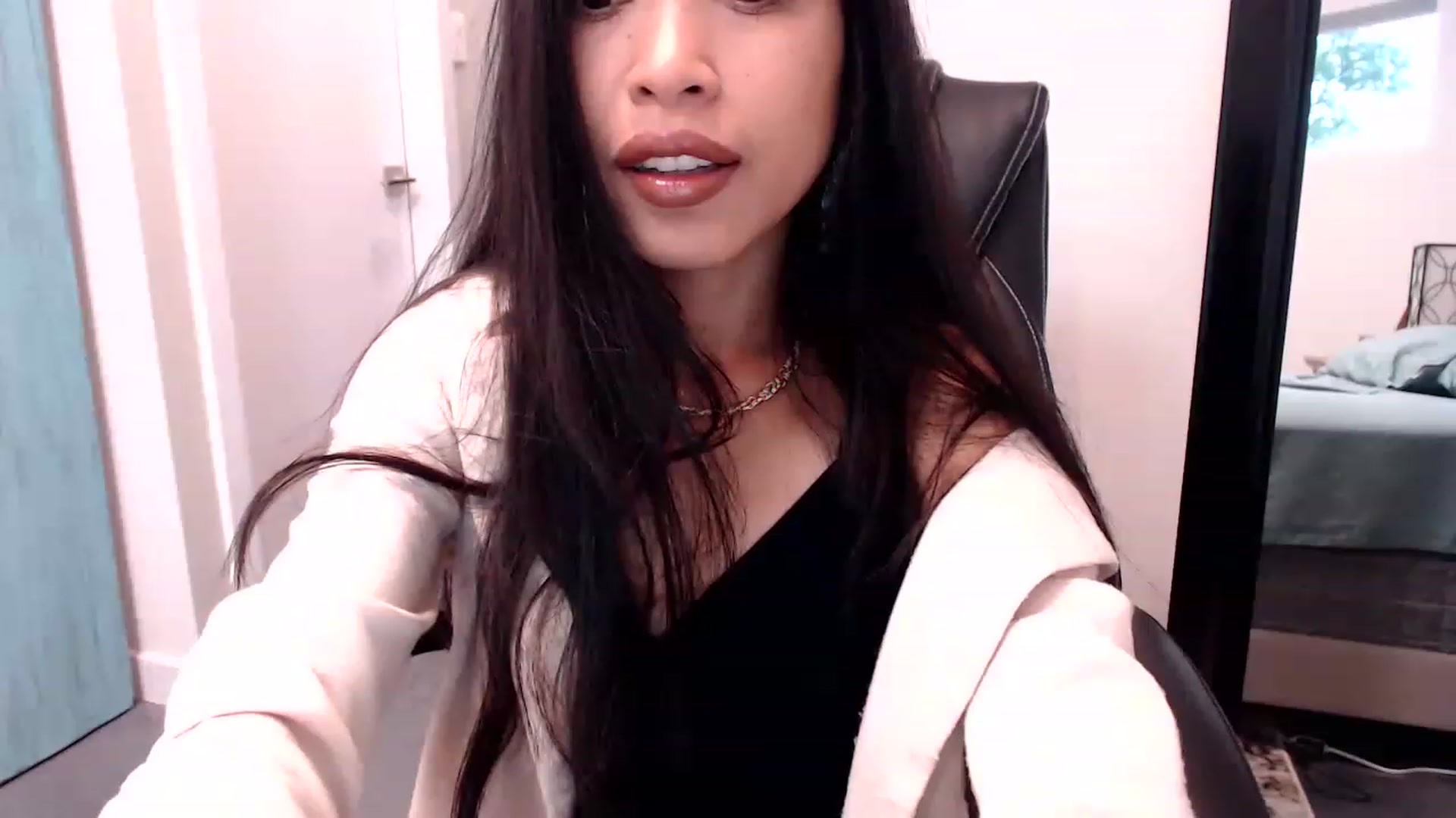 Gallery image thumbnail from Lil__bit's myfreecams stream on, 04/06/2023, 17:09 image 13 of 20