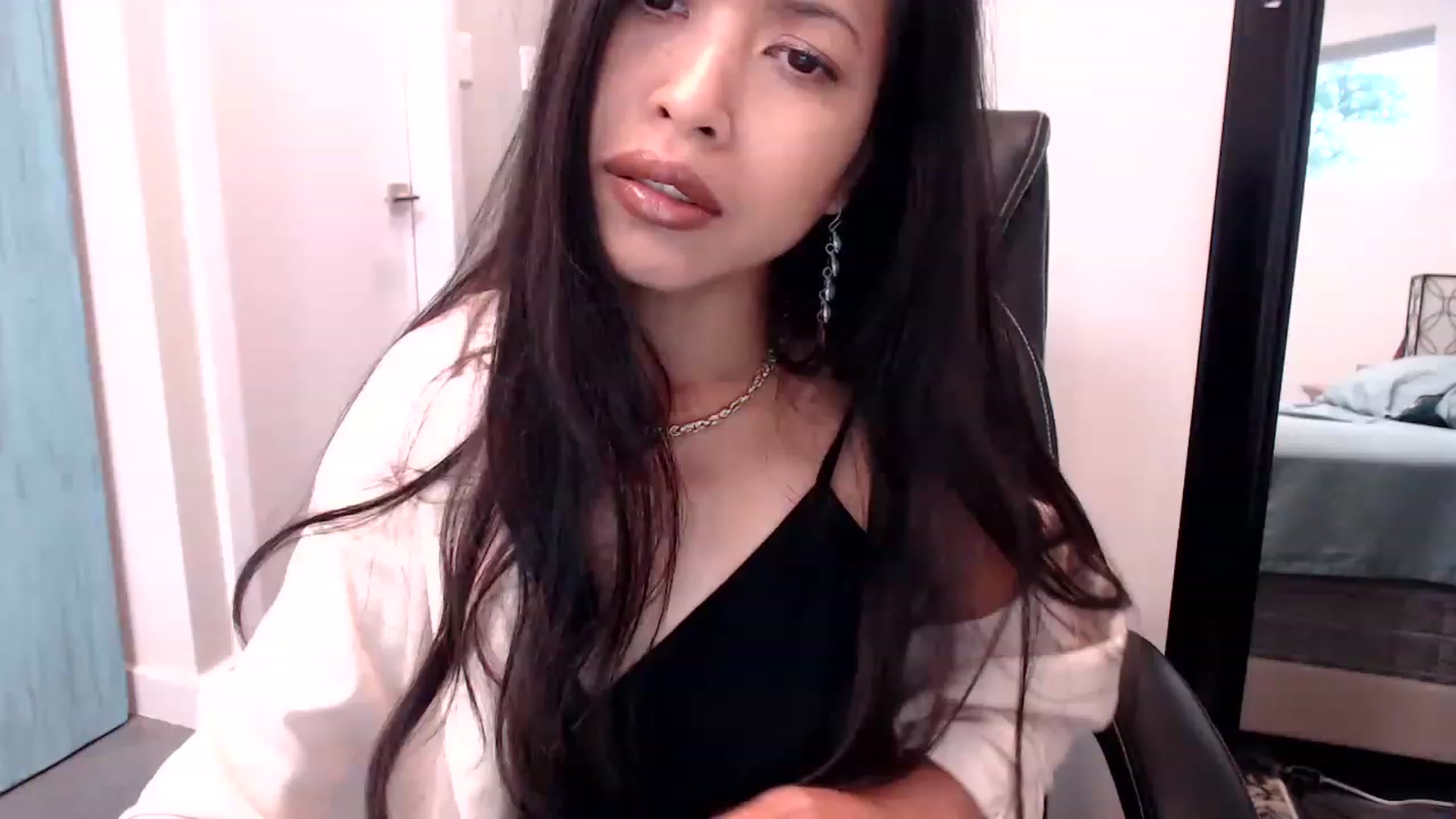 Gallery image thumbnail from Lil__bit's myfreecams stream on, 04/06/2023, 17:09 image 11 of 20