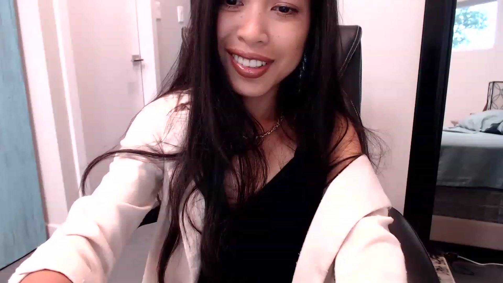 Gallery image thumbnail from Lil__bit's myfreecams stream on, 04/06/2023, 17:09 image 12 of 20