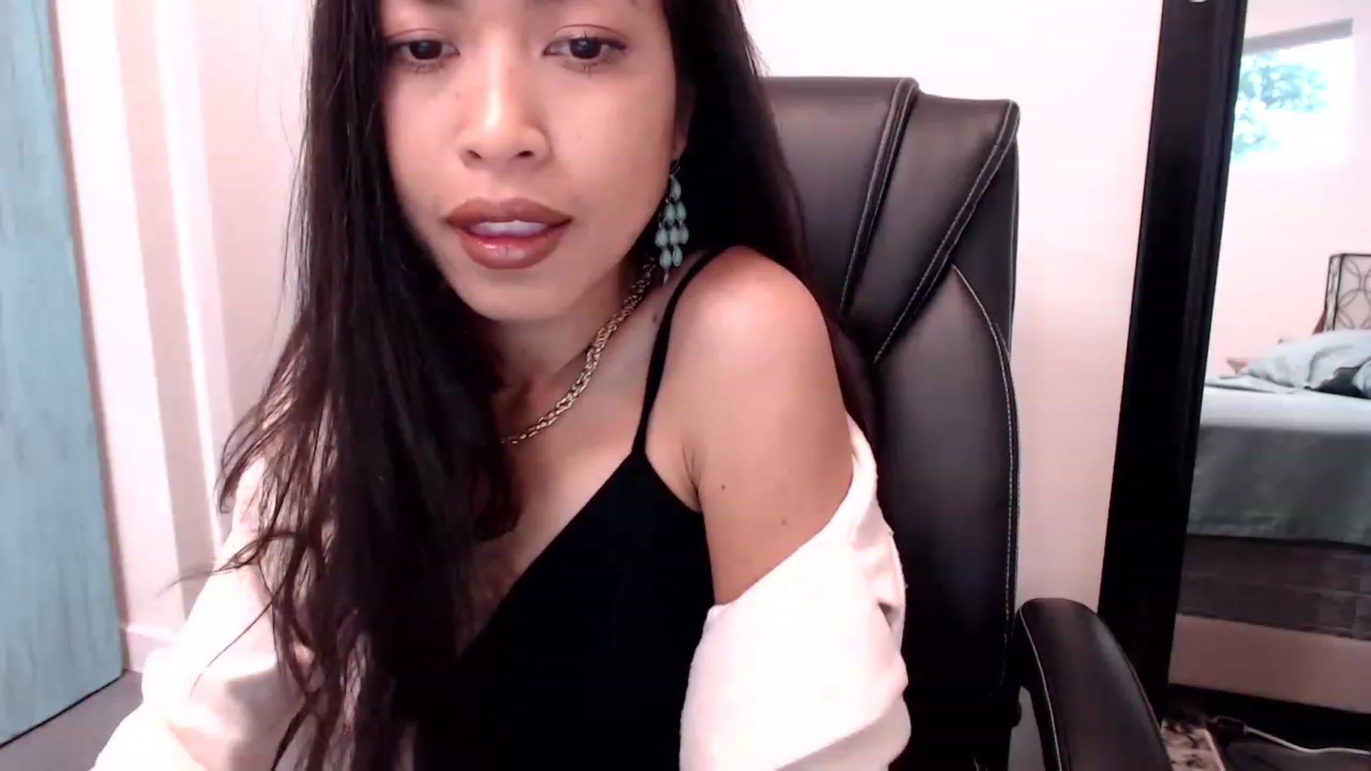 Gallery image thumbnail from Lil__bit's myfreecams stream on, 04/06/2023, 17:09 image 15 of 20