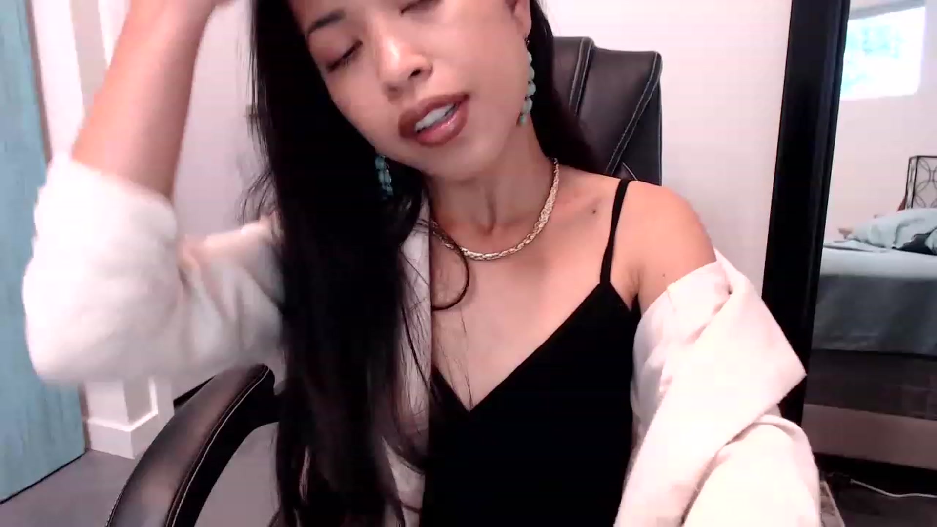 Gallery image thumbnail from Lil__bit's myfreecams stream on, 04/06/2023, 17:09 image 3 of 20