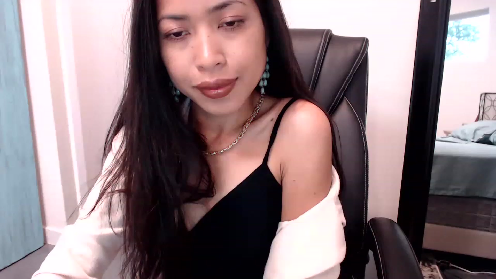 Gallery image thumbnail from Lil__bit's myfreecams stream on, 04/06/2023, 17:09 image 16 of 20