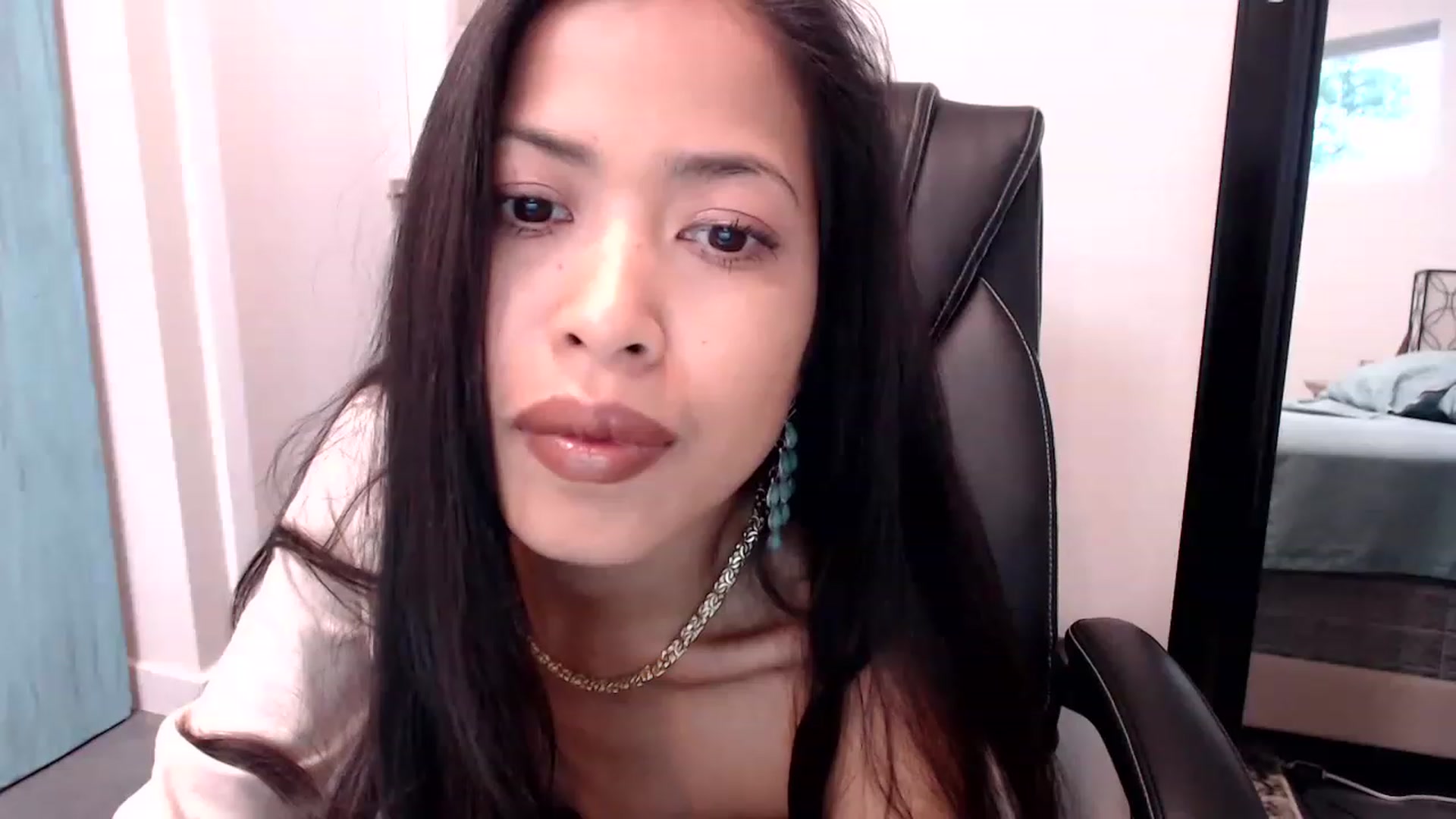 Gallery image thumbnail from Lil__bit's myfreecams stream on, 04/06/2023, 17:09 image 10 of 20