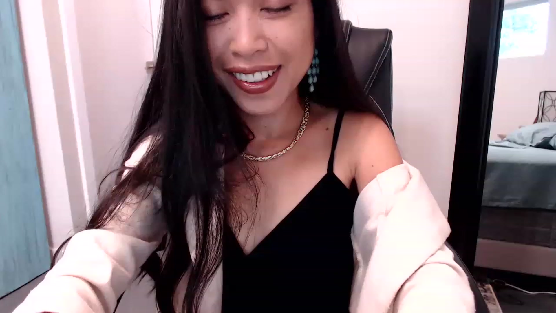 Gallery image thumbnail from Lil__bit's myfreecams stream on, 04/06/2023, 17:09 image 5 of 20
