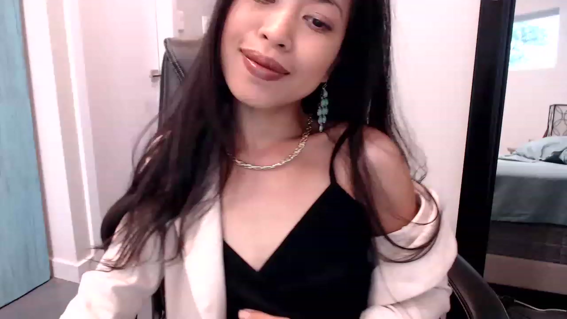 Gallery image thumbnail from Lil__bit's myfreecams stream on, 04/06/2023, 17:09 image 8 of 20