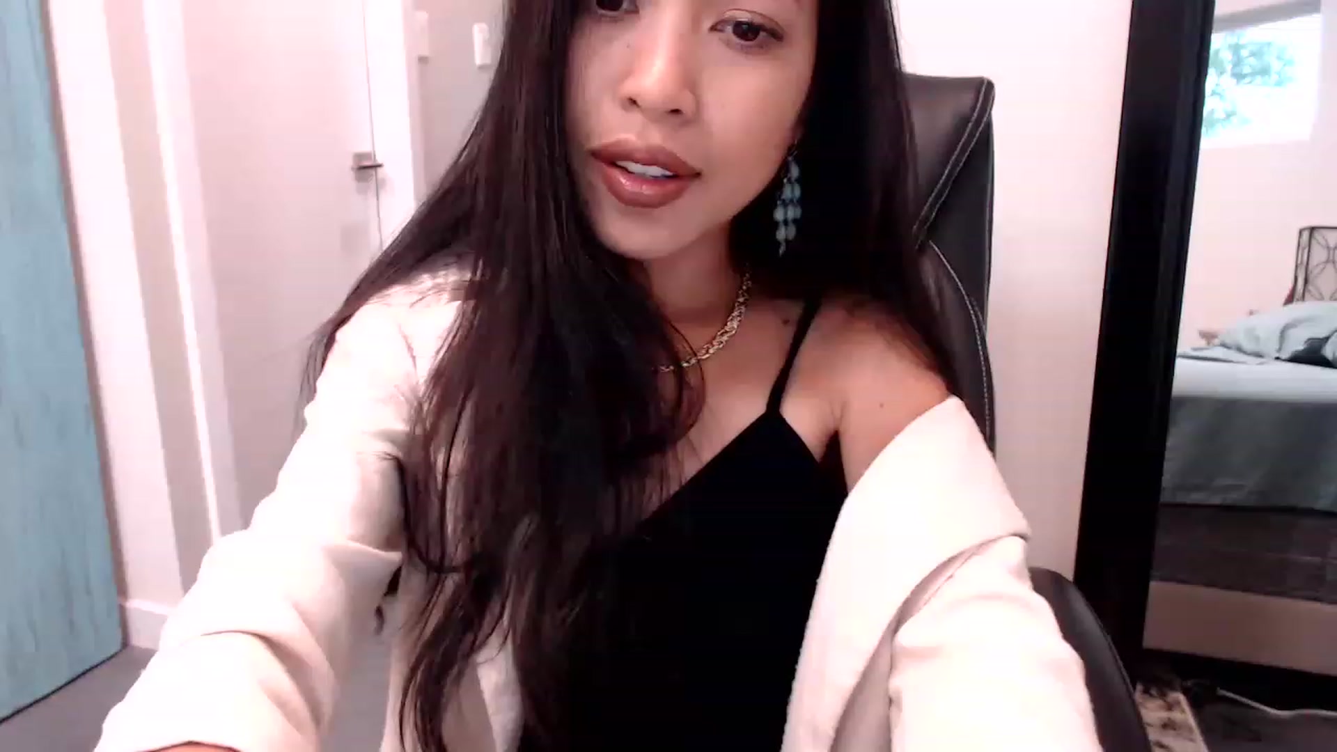 Gallery image thumbnail from Lil__bit's myfreecams stream on, 04/06/2023, 17:09 image 17 of 20