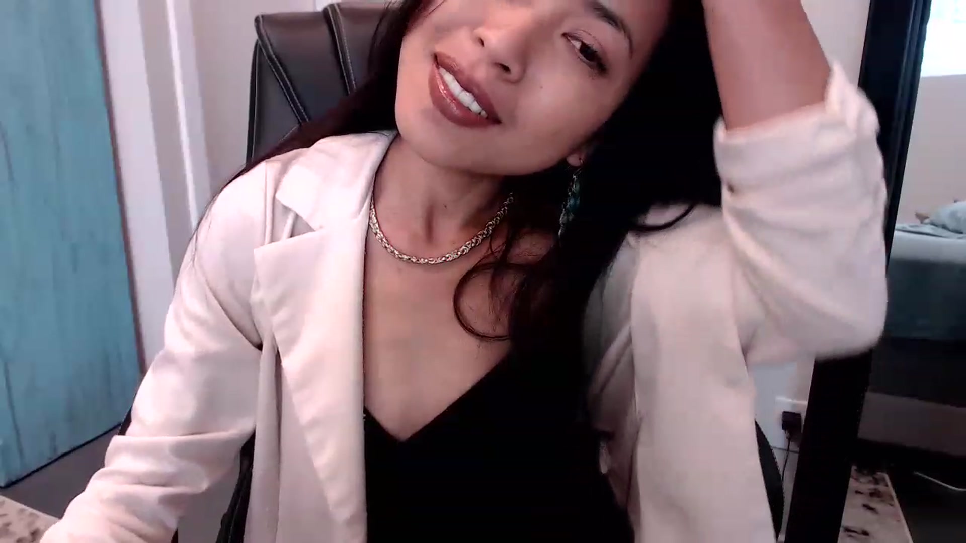 Gallery image thumbnail from Lil__bit's myfreecams stream on, 04/06/2023, 18:11 image 10 of 20