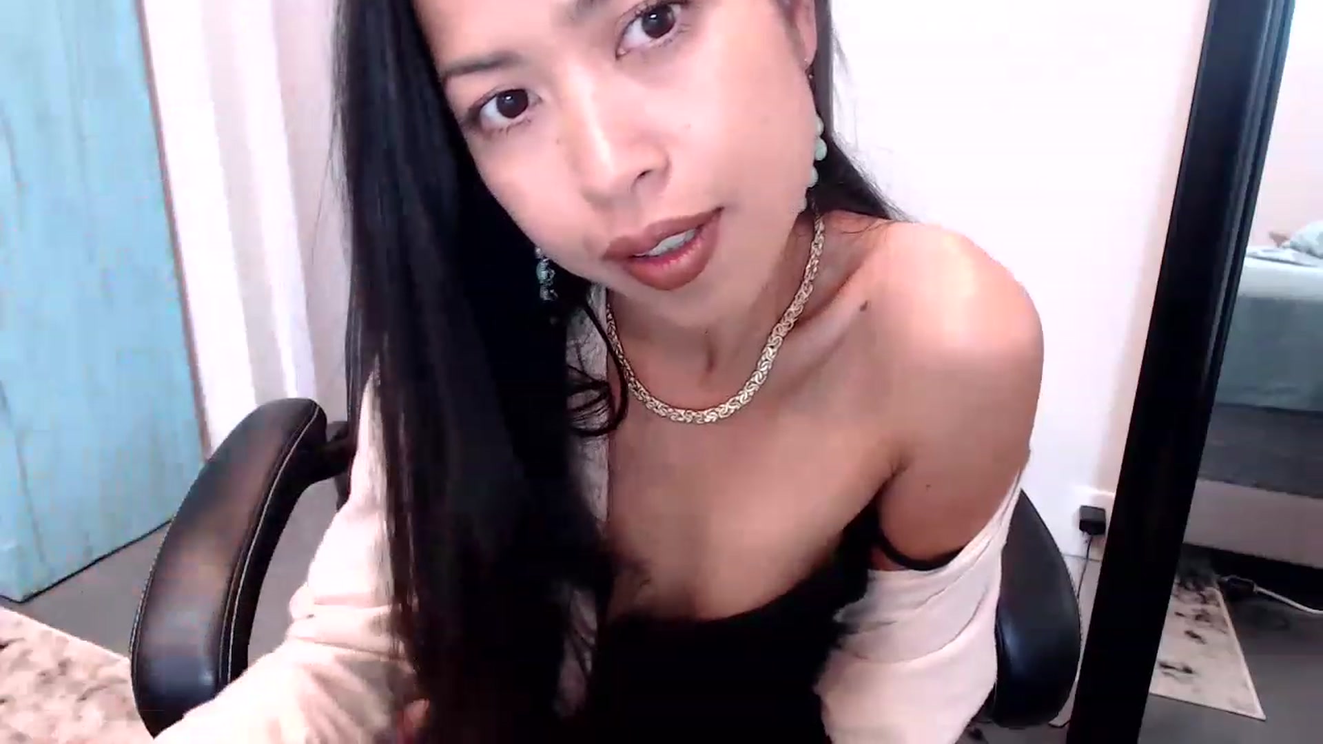 Gallery image thumbnail from Lil__bit's myfreecams stream on, 04/06/2023, 18:11 image 12 of 20