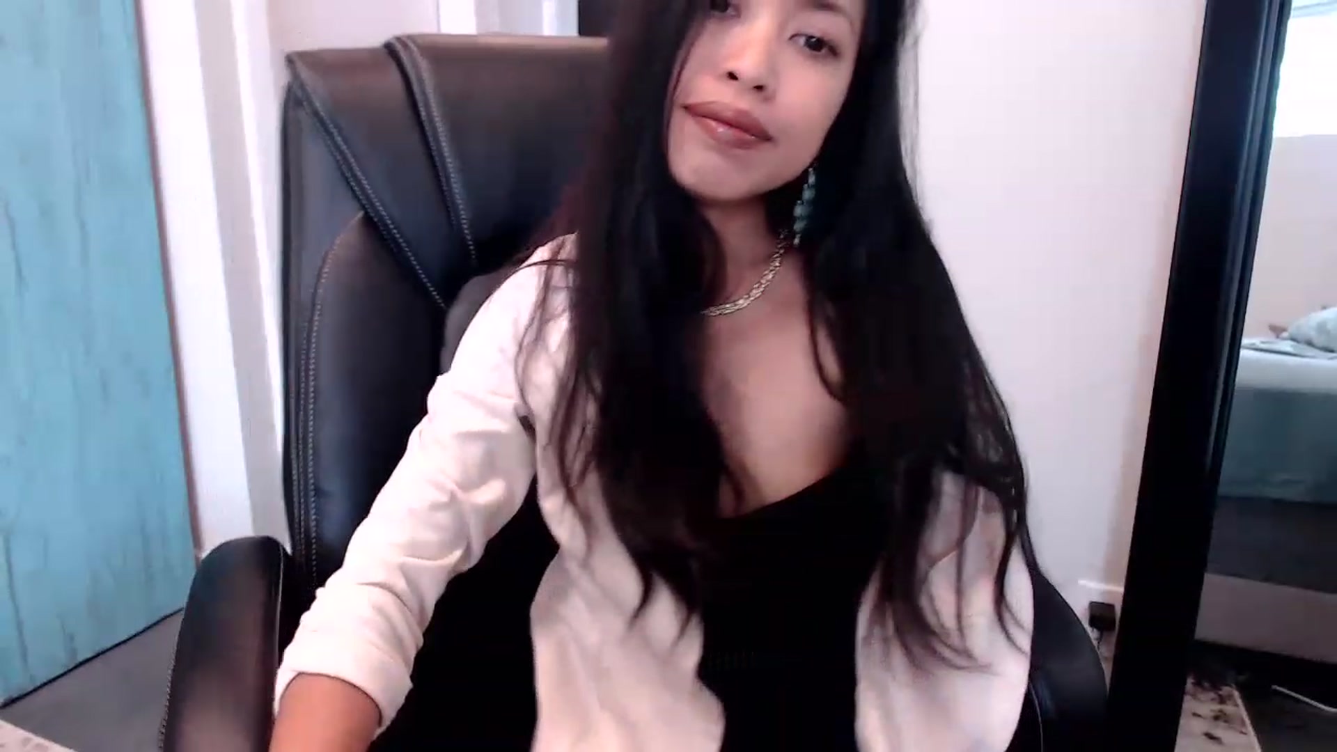 Gallery image thumbnail from Lil__bit's myfreecams stream on, 04/06/2023, 18:11 image 14 of 20