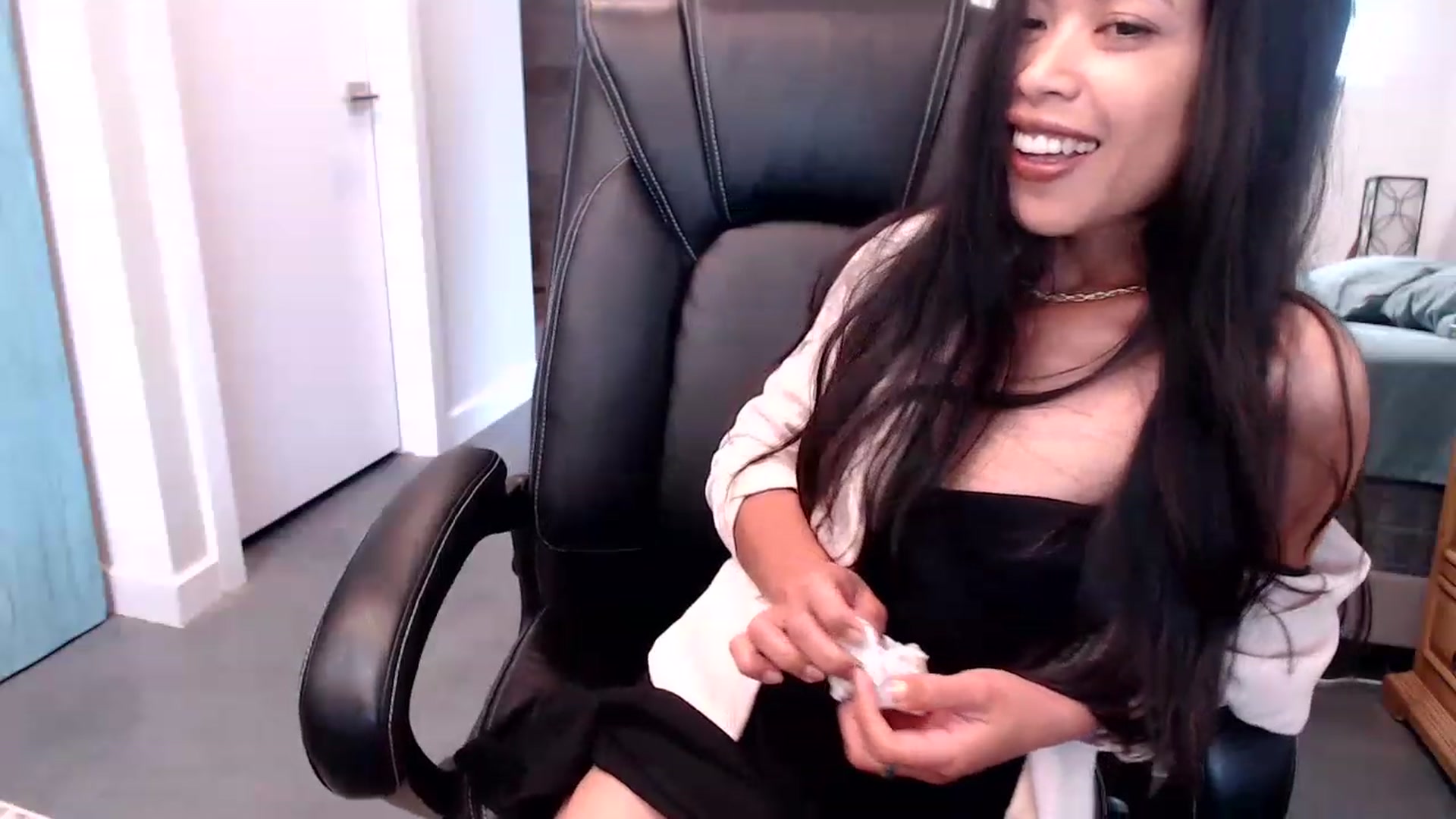 Gallery image thumbnail from Lil__bit's myfreecams stream on, 04/06/2023, 20:05 image 14 of 20