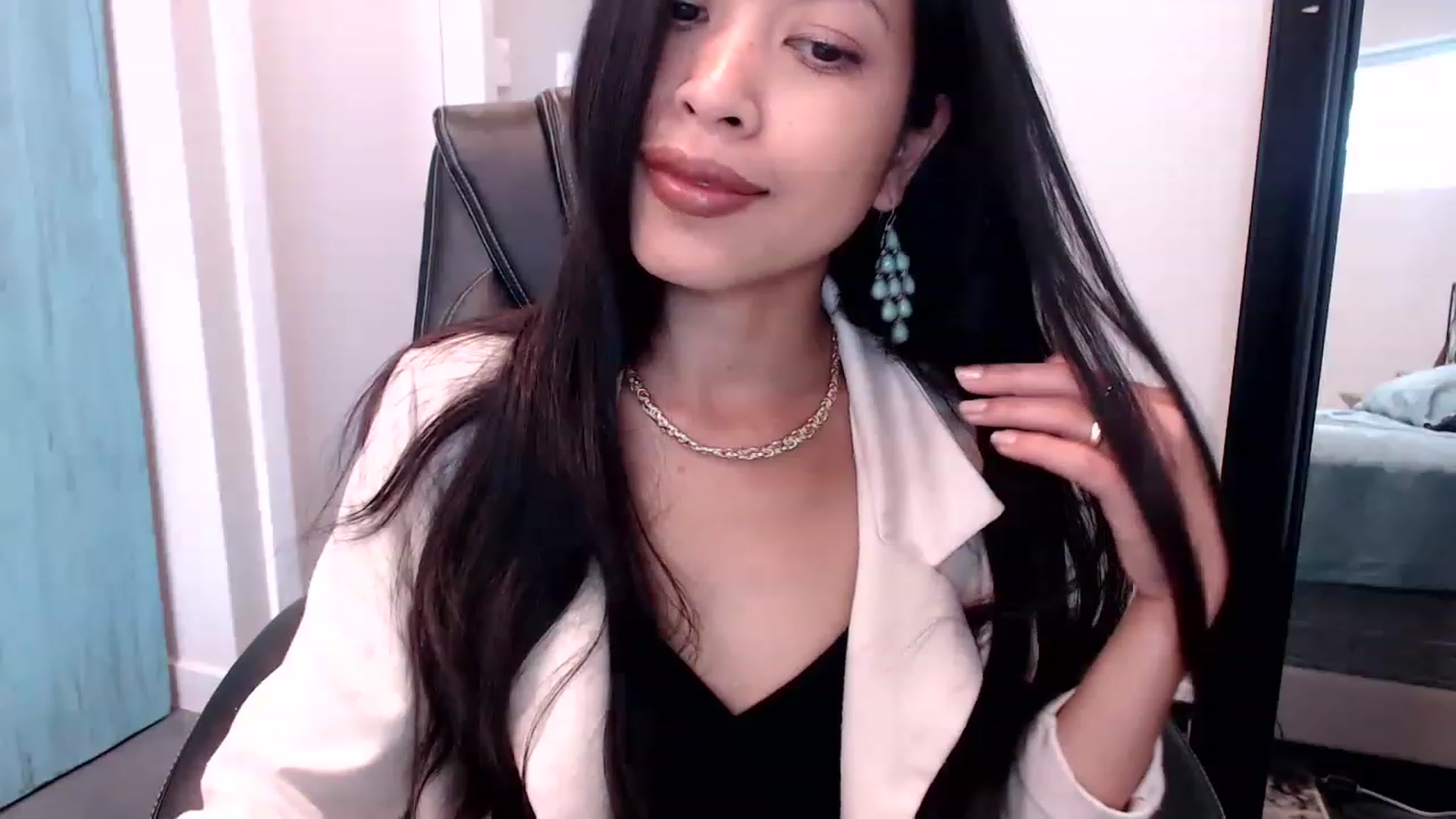 Gallery image thumbnail from Lil__bit's myfreecams stream on, 04/06/2023, 20:05 image 1 of 20