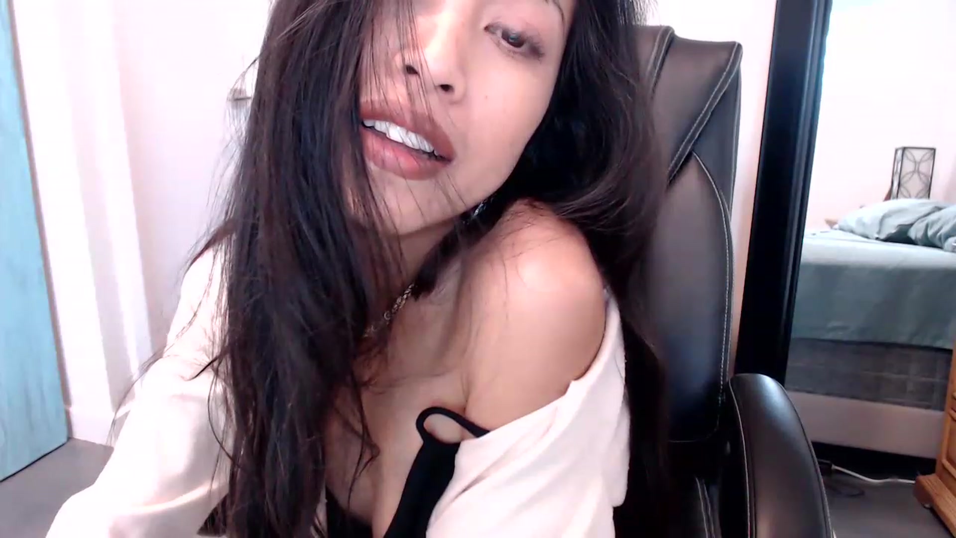 Gallery image thumbnail from Lil__bit's myfreecams stream on, 04/06/2023, 20:05 image 20 of 20