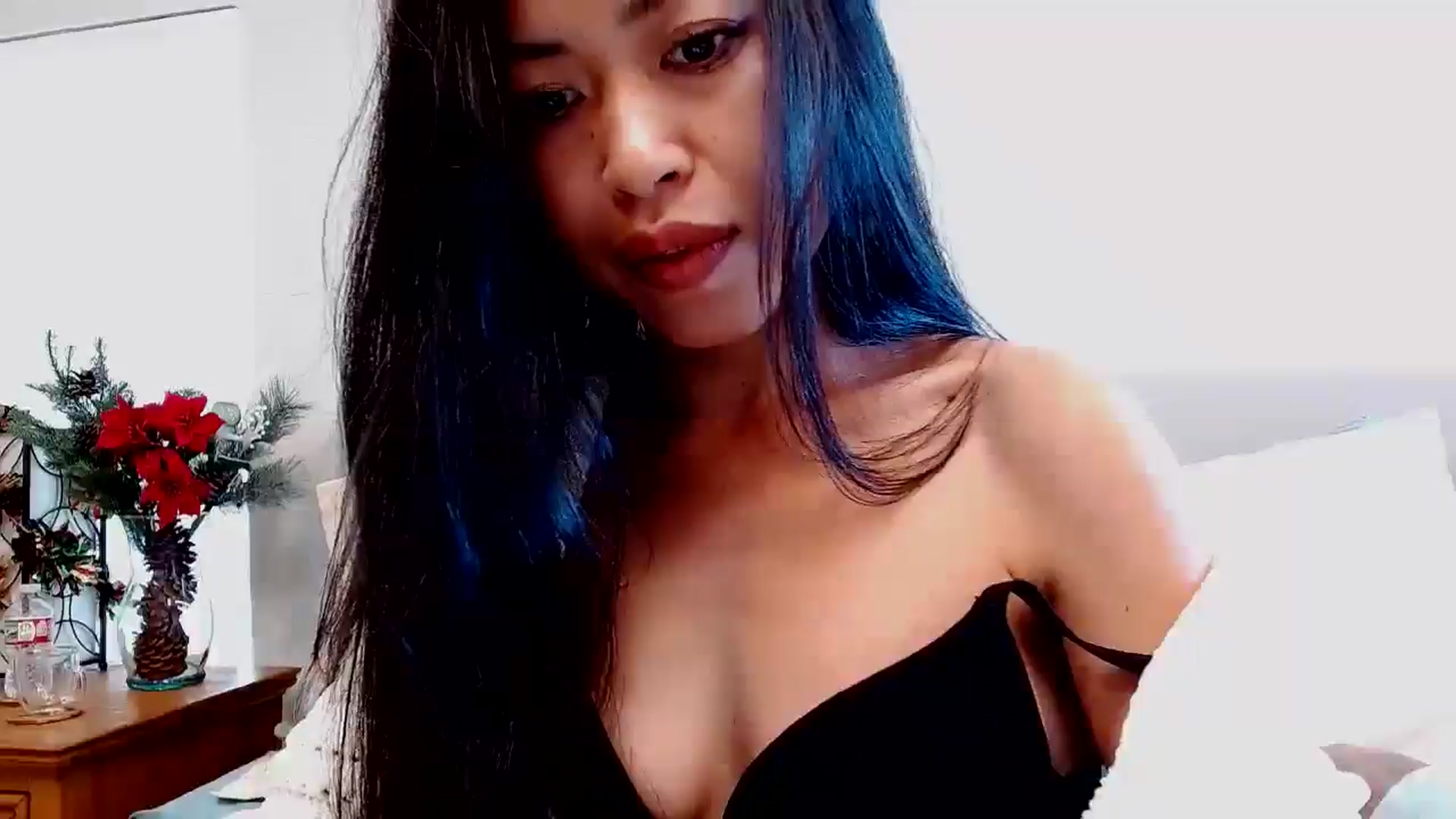 Gallery image thumbnail from Lil__bit's myfreecams stream on, 12/15/2025, 17:45 image 15 of 20