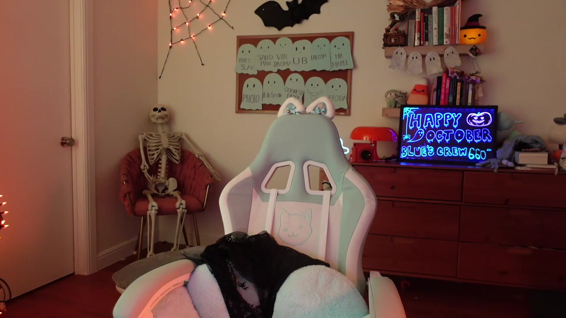 Gallery image thumbnail from Lil_blueberry's myfreecams stream on, 10/12/2023, 03:49 image 2 of 20