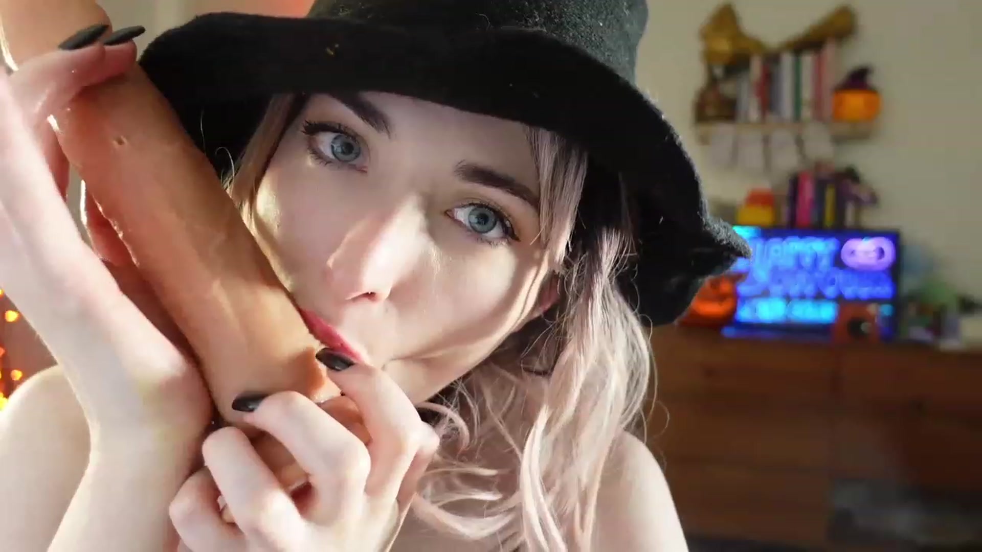 Gallery image thumbnail from Lil_blueberry's myfreecams stream on, 10/15/2023, 04:10 image 3 of 20