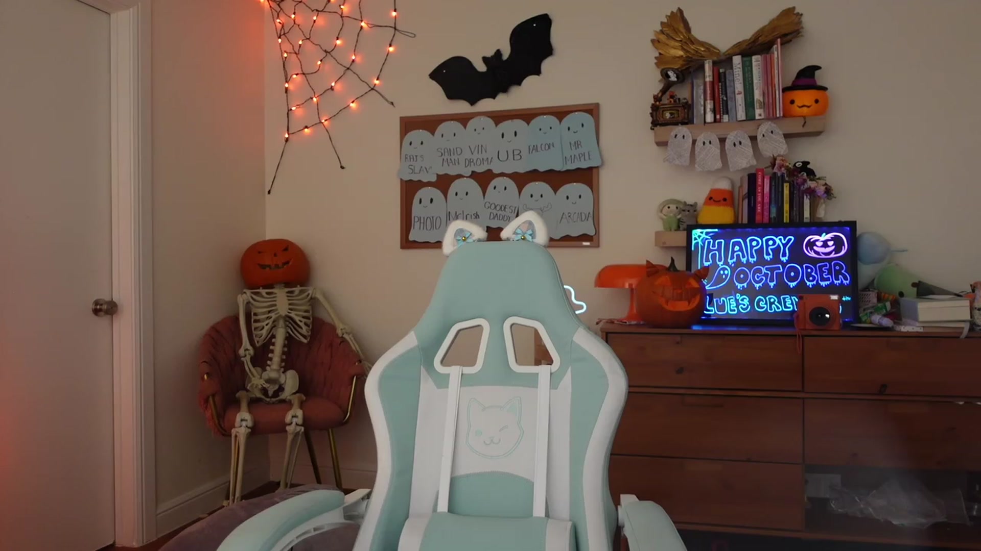 Gallery image thumbnail from Lil_blueberry's myfreecams stream on, 10/15/2023, 04:10 image 16 of 20
