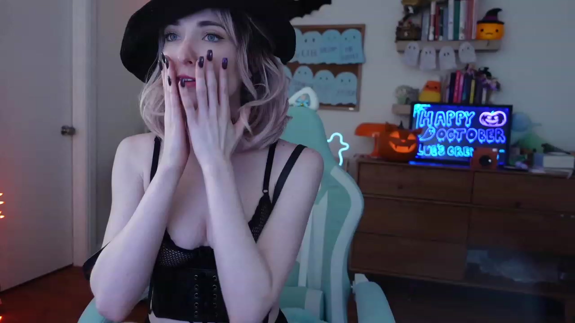 Gallery image thumbnail from Lil_blueberry's myfreecams stream on, 10/15/2023, 04:10 image 5 of 20