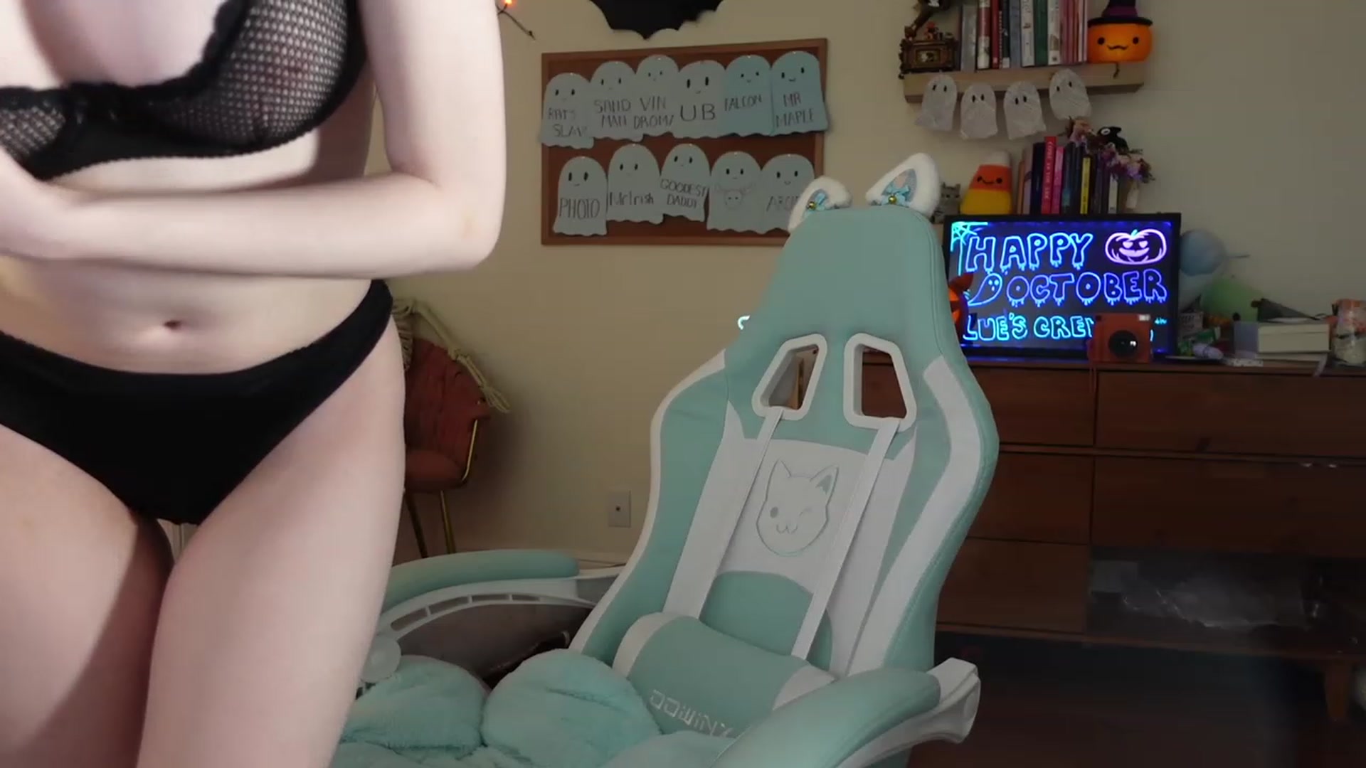 Gallery image thumbnail from Lil_blueberry's myfreecams stream on, 10/15/2023, 04:10 image 11 of 20