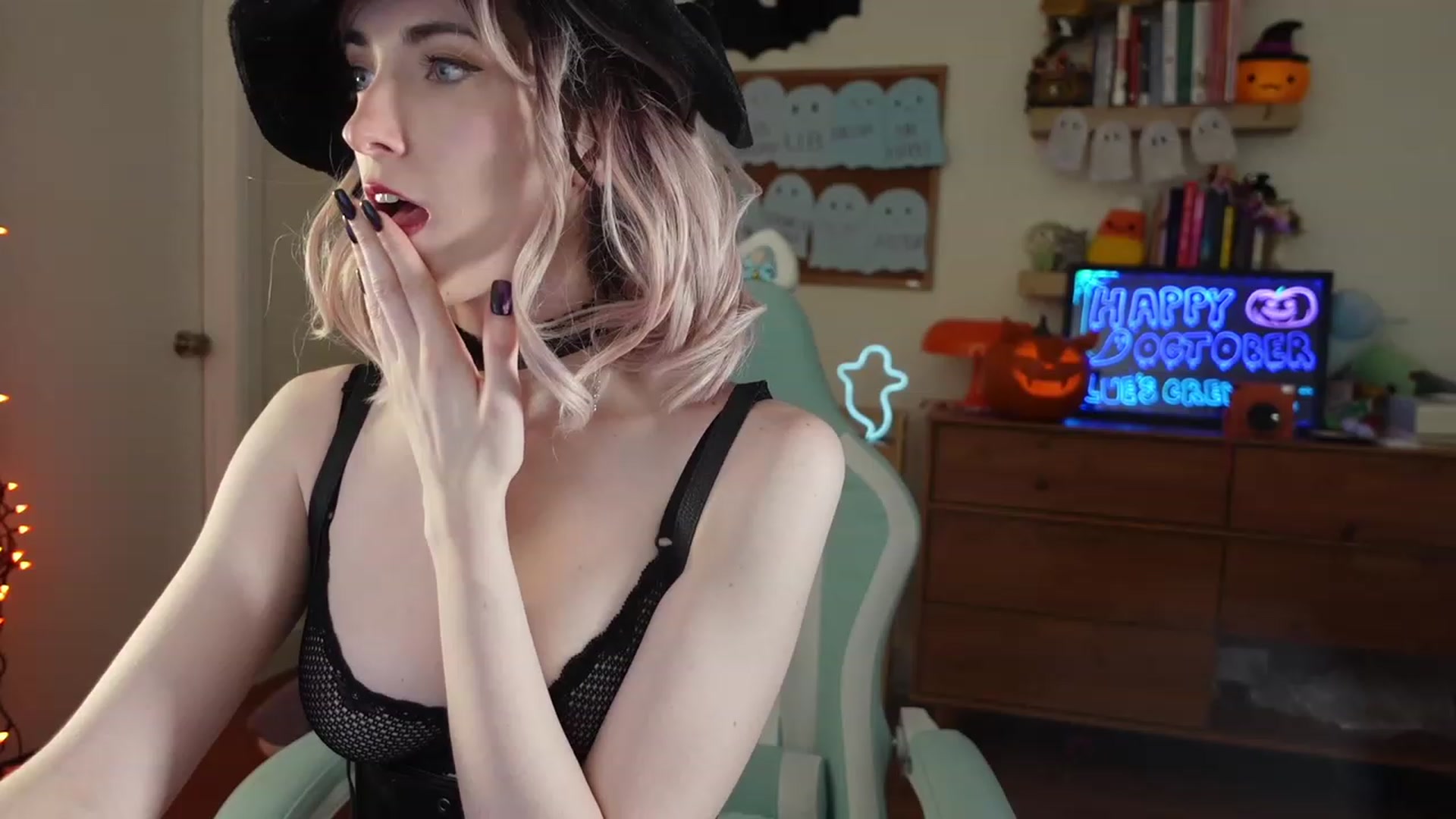 Gallery image thumbnail from Lil_blueberry's myfreecams stream on, 10/15/2023, 04:10 image 2 of 20