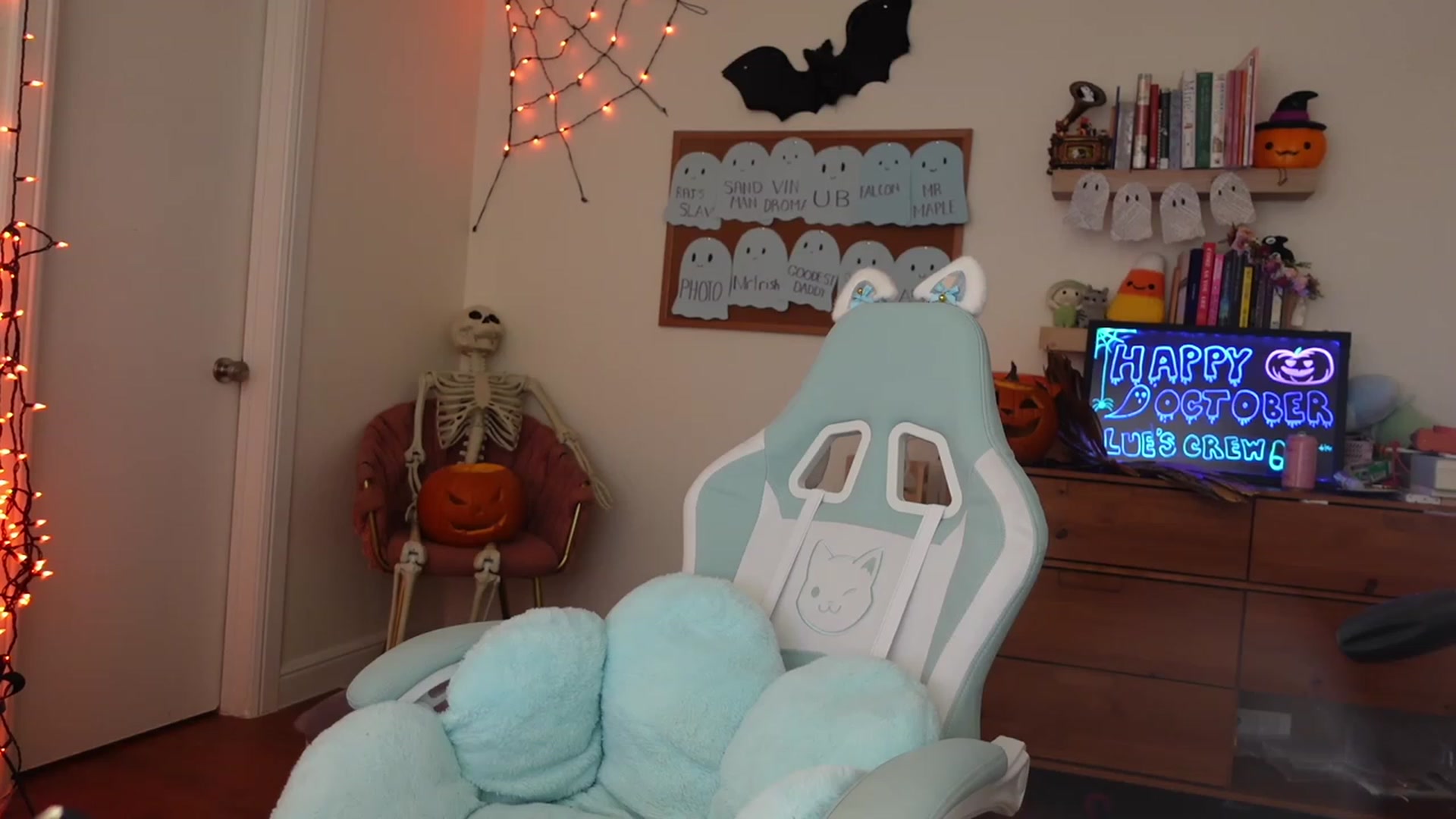 Gallery image thumbnail from Lil_blueberry's myfreecams stream on, 10/18/2023, 02:56 image 11 of 20