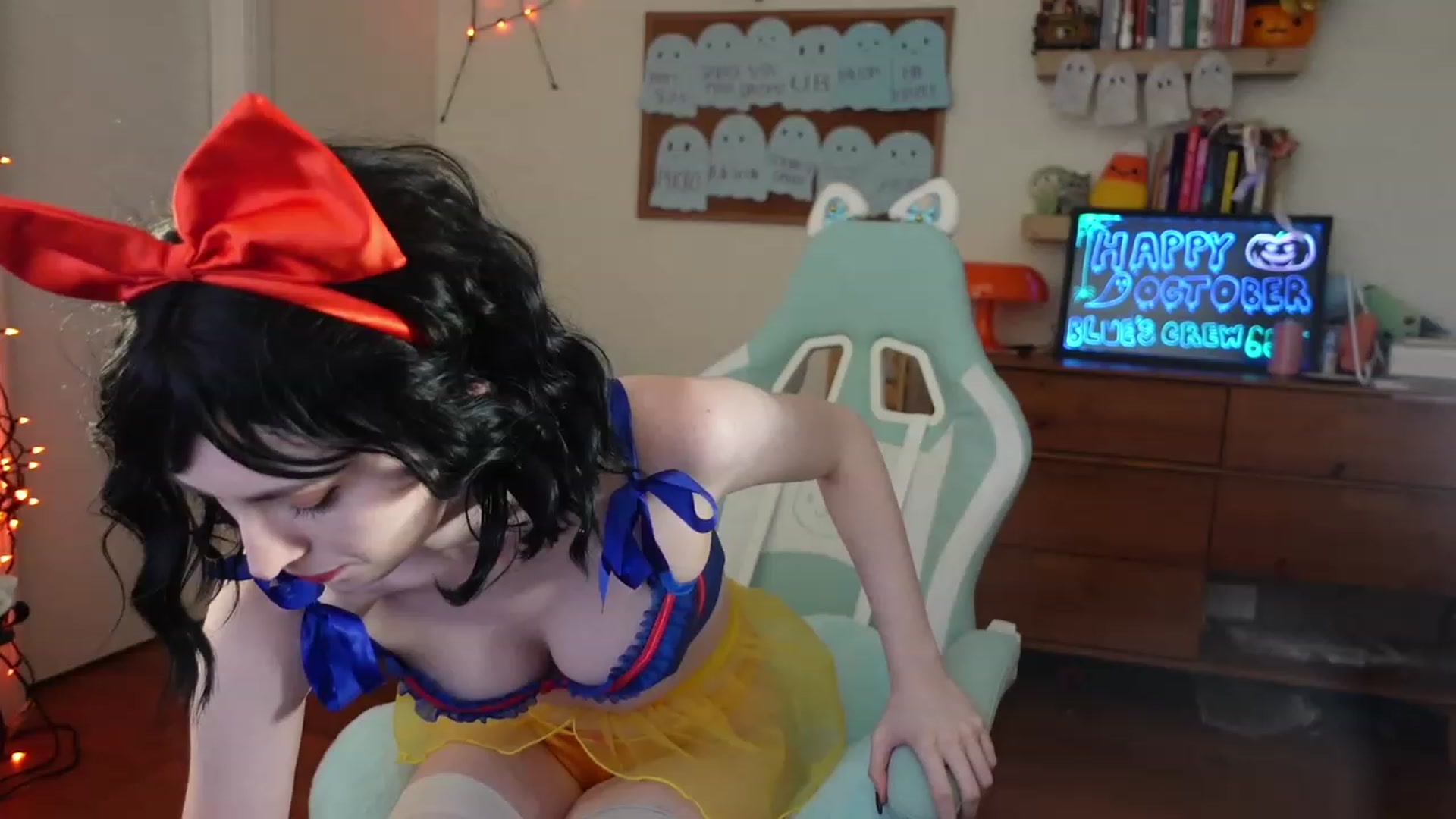 Gallery image thumbnail from Lil_blueberry's myfreecams stream on, 10/19/2023, 01:55 image 11 of 20