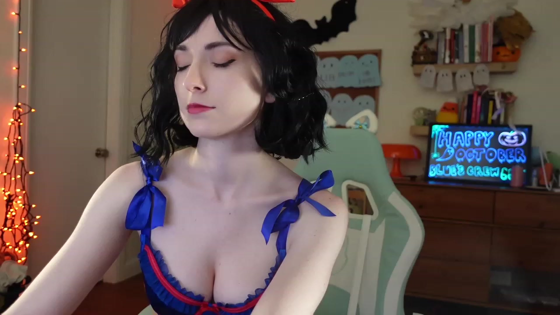 Gallery image thumbnail from Lil_blueberry's myfreecams stream on, 10/19/2023, 01:55 image 8 of 20