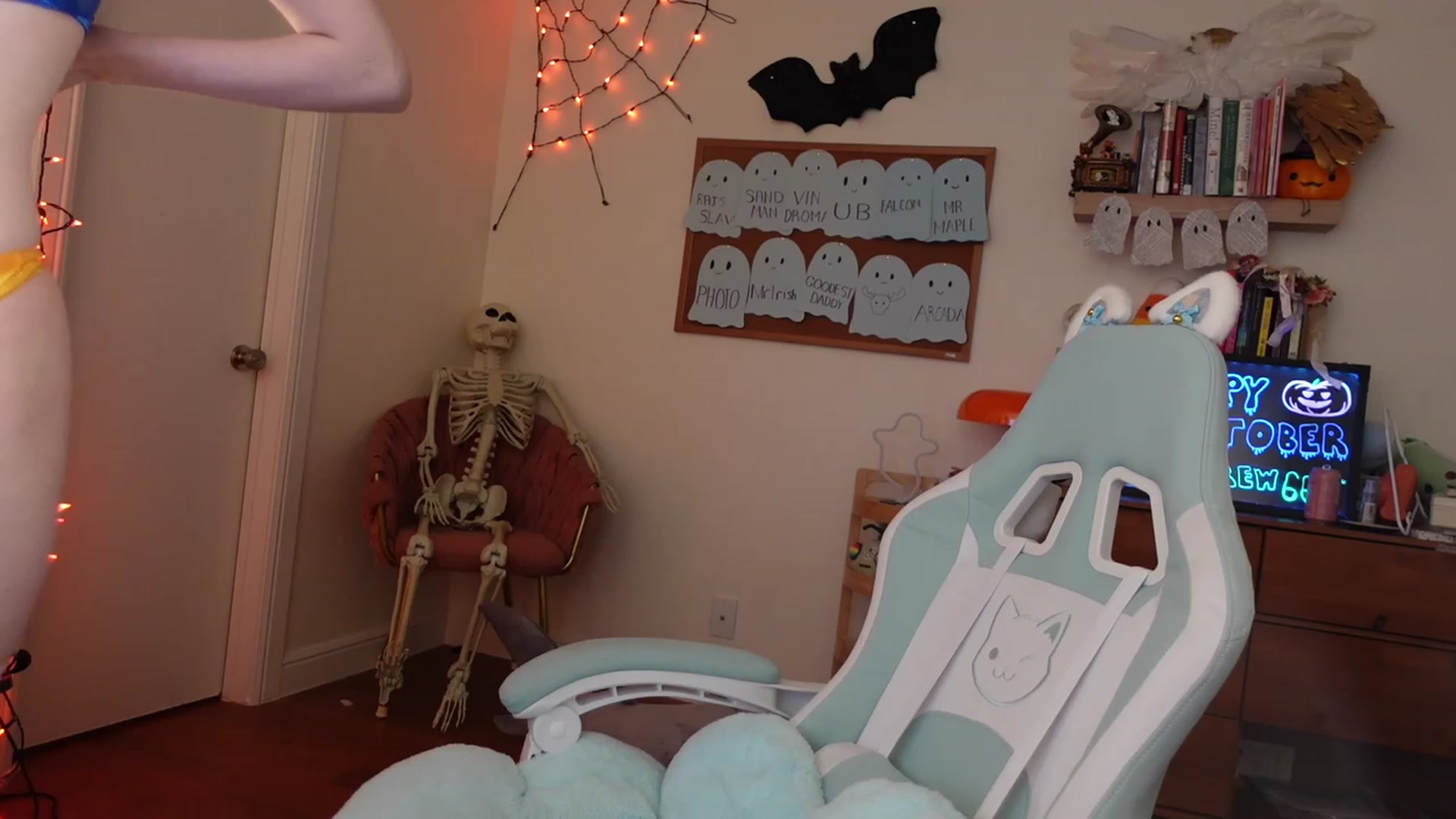 Gallery image thumbnail from Lil_blueberry's myfreecams stream on, 10/19/2023, 01:55 image 5 of 20