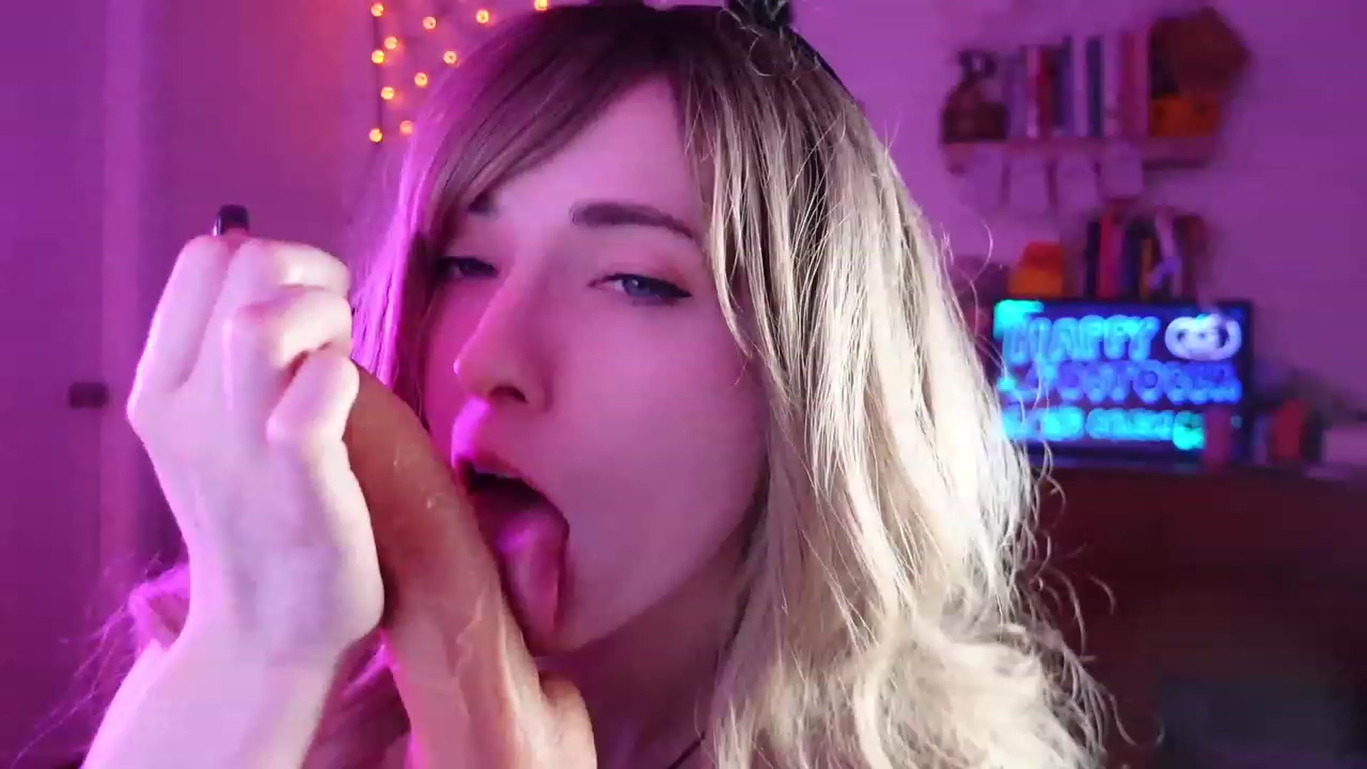 Gallery image thumbnail from Lil_blueberry's myfreecams stream on, 10/20/2023, 03:56 image 5 of 20