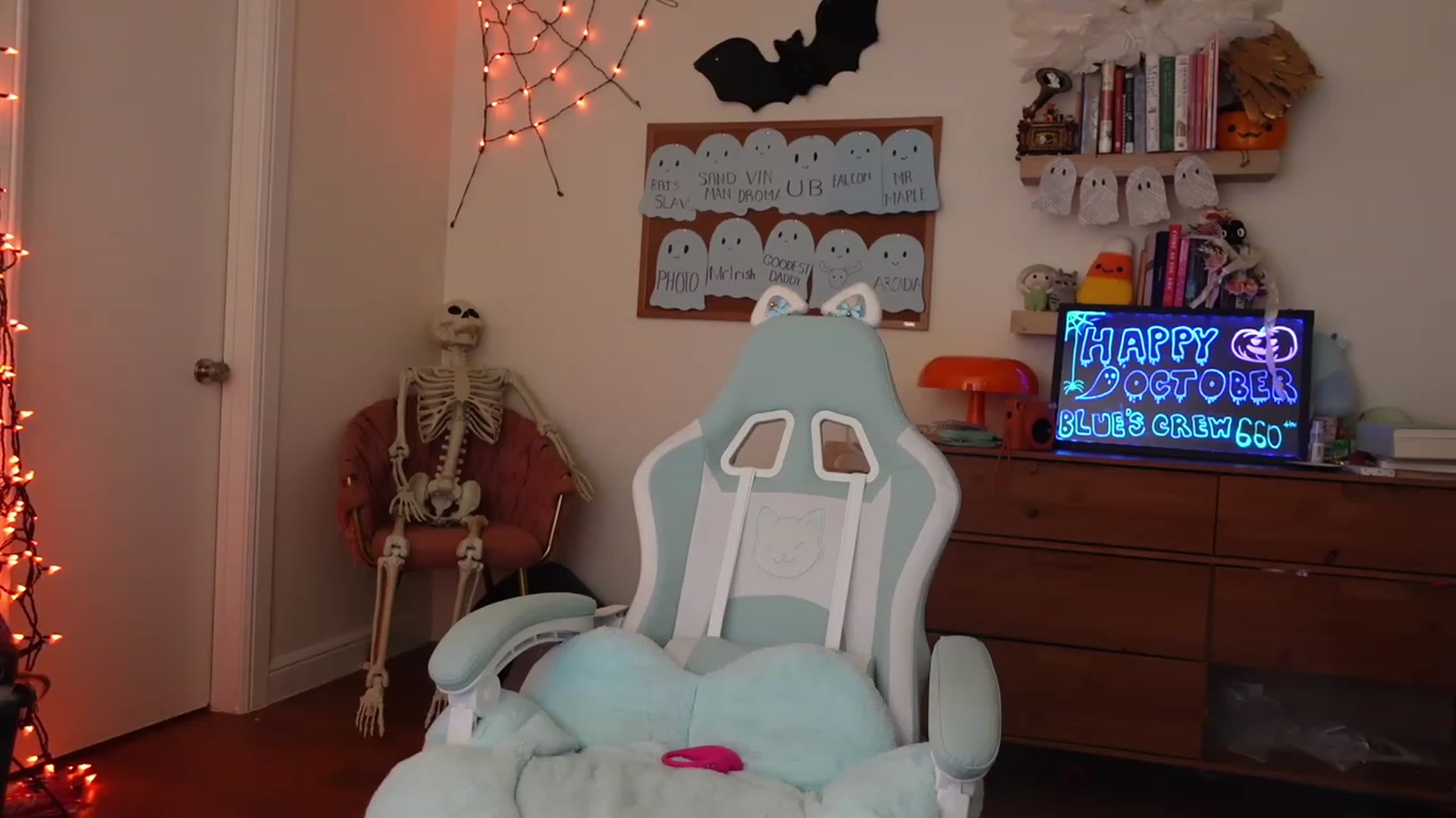 Gallery image thumbnail from Lil_blueberry's myfreecams stream on, 10/24/2023, 02:23 image 10 of 20