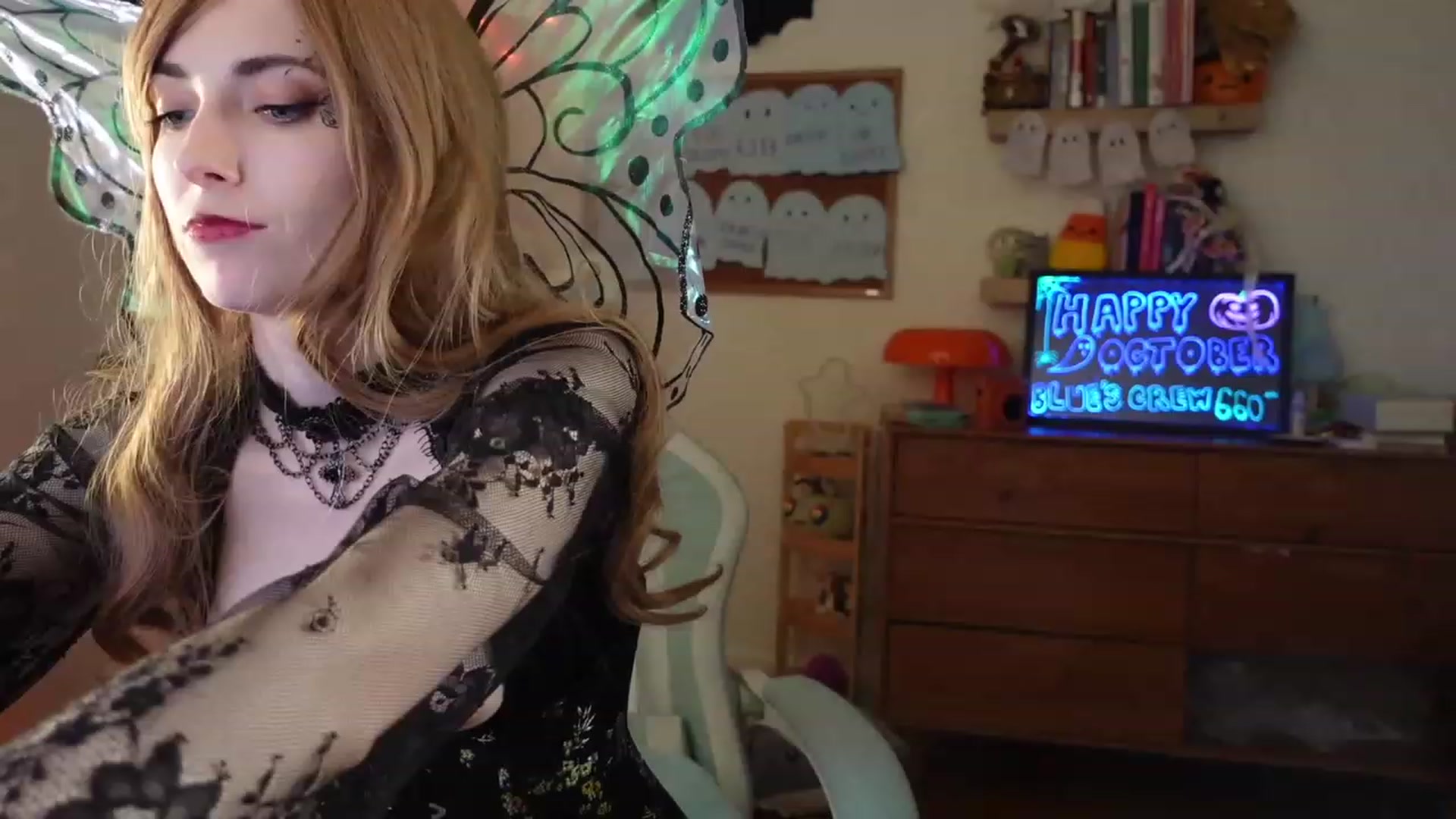 Gallery image thumbnail from Lil_blueberry's myfreecams stream on, 10/24/2023, 04:56 image 10 of 20