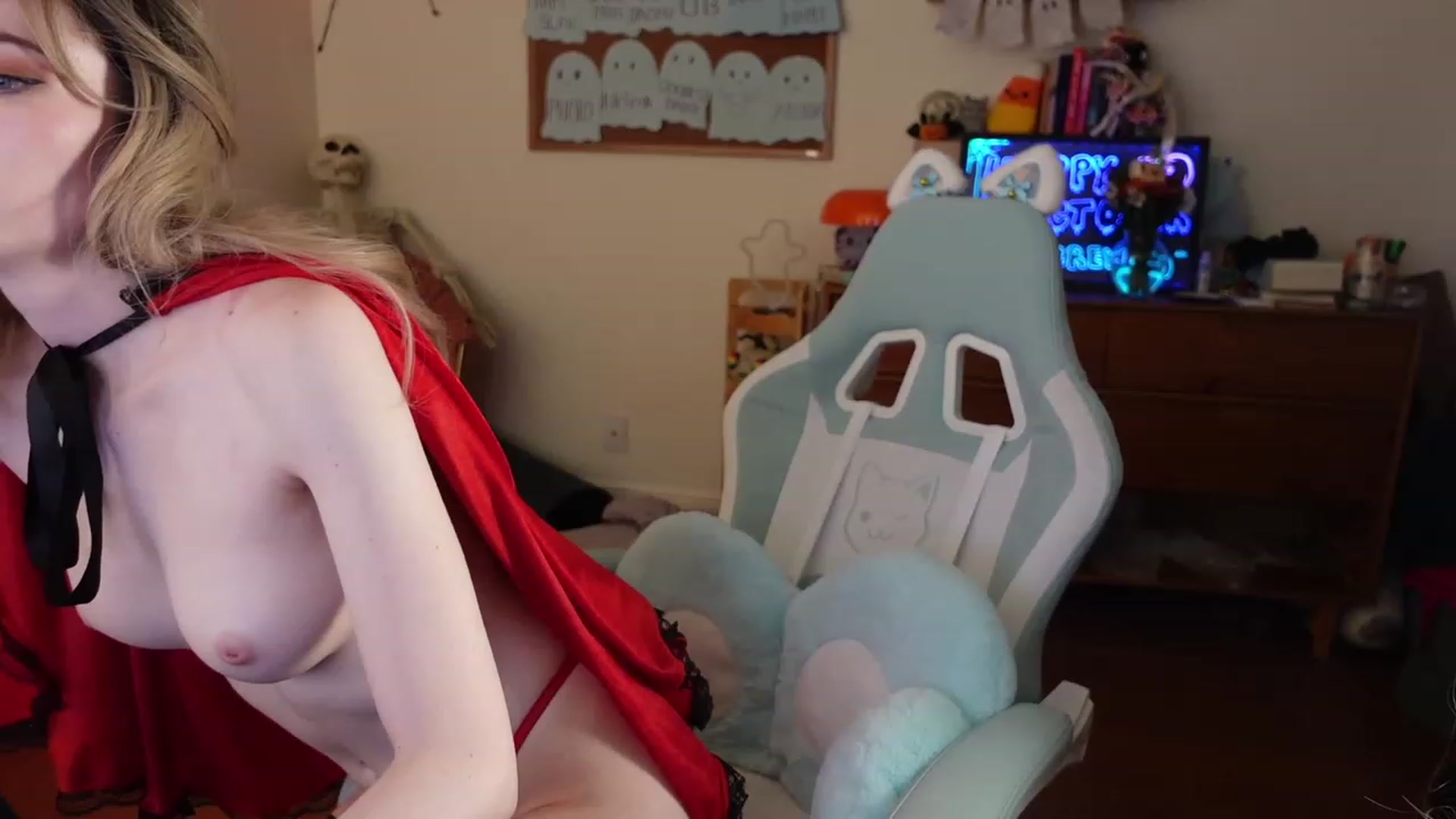 Gallery image thumbnail from Lil_blueberry's myfreecams stream on, 10/25/2023, 02:55 image 9 of 20