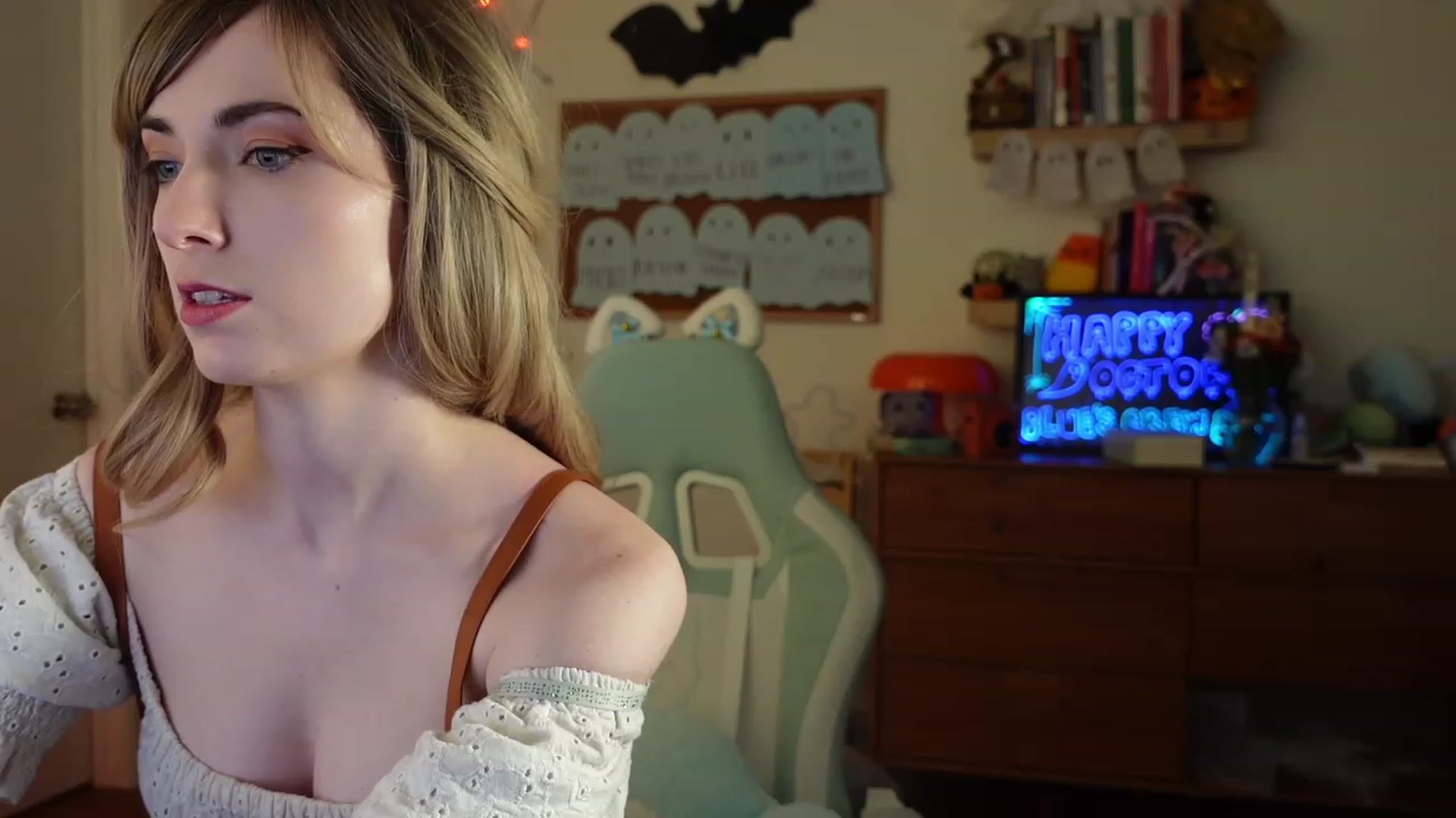 Gallery image thumbnail from Lil_blueberry's myfreecams stream on, 10/25/2023, 21:32 image 3 of 20