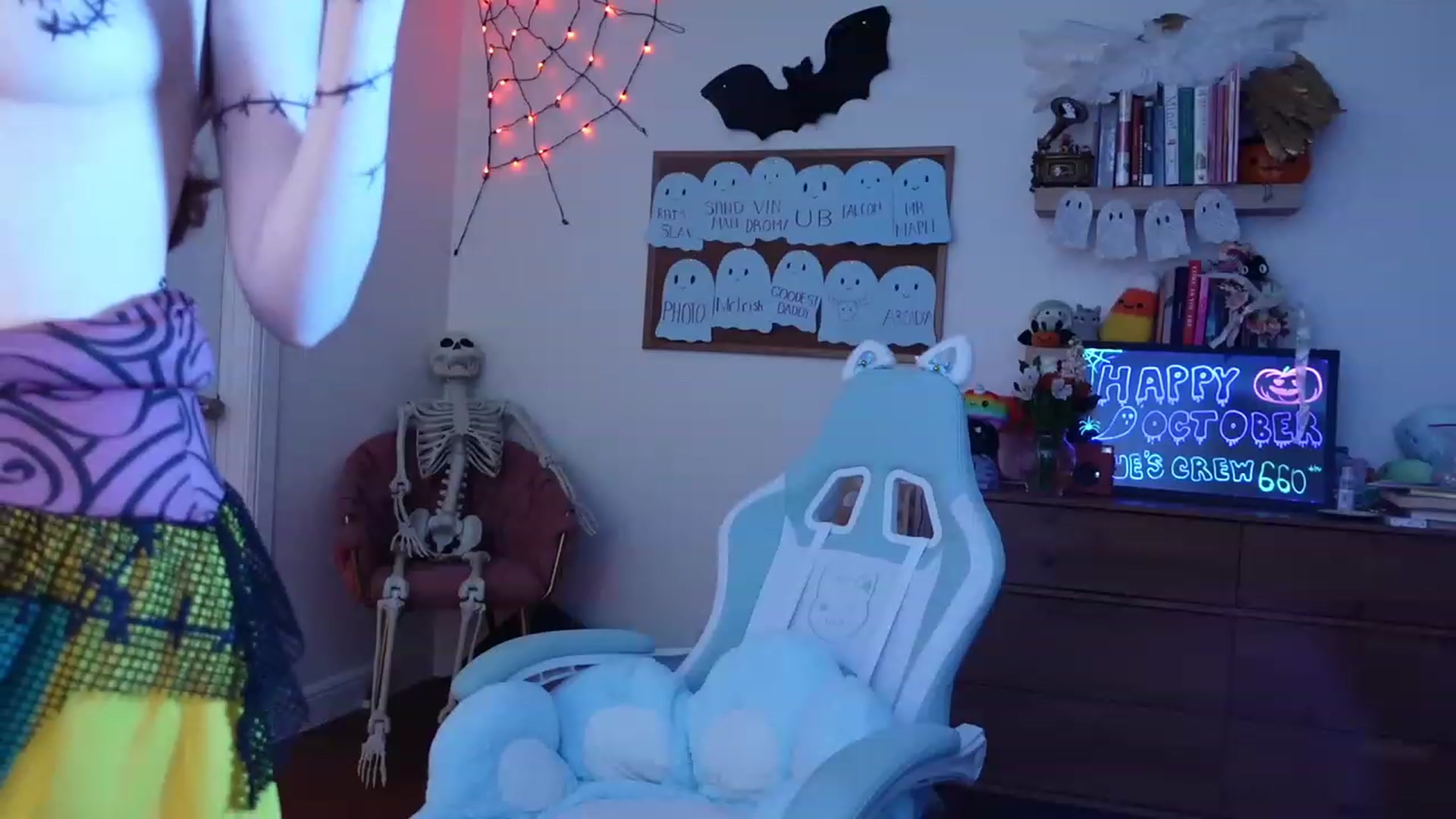 Gallery image thumbnail from Lil_blueberry's myfreecams stream on, 10/28/2023, 03:35 image 6 of 20