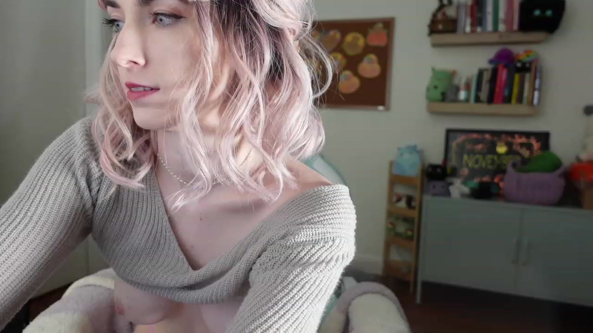 Gallery image thumbnail from Lil_blueberry's myfreecams stream on, 11/17/2023, 04:17 image 8 of 20