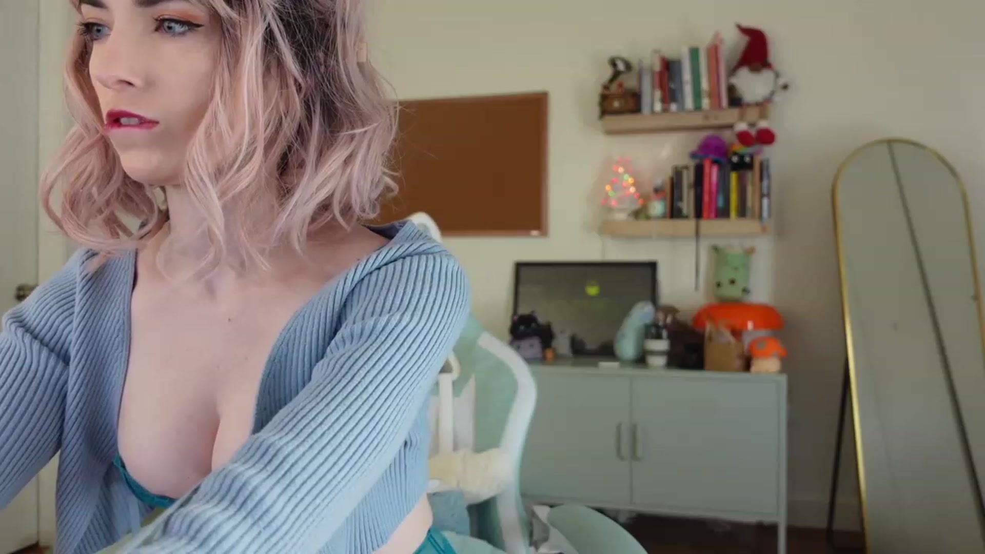 Gallery image thumbnail from Lil_blueberry's myfreecams stream on, 12/04/2023, 20:39 image 6 of 20