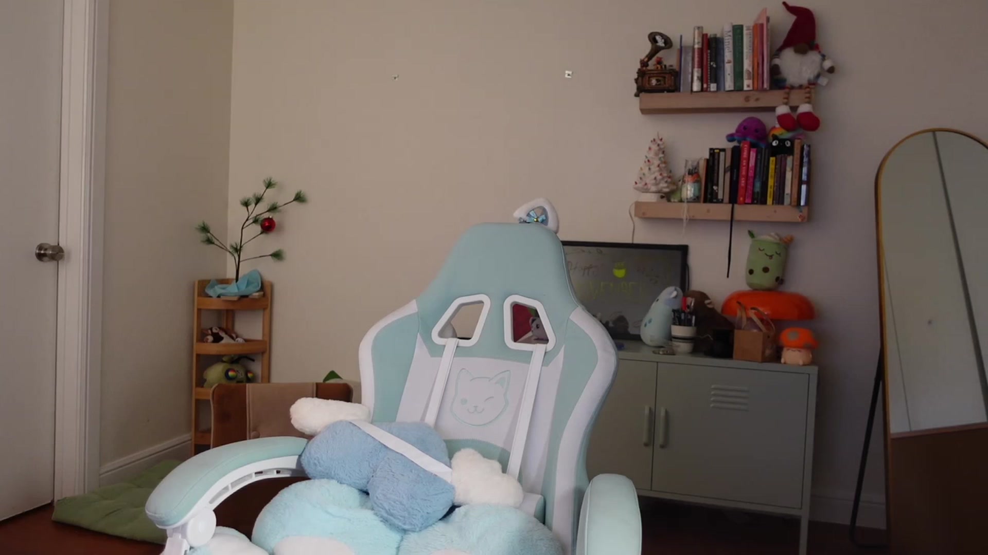 Gallery image thumbnail from Lil_blueberry's myfreecams stream on, 12/06/2023, 05:17 image 1 of 20
