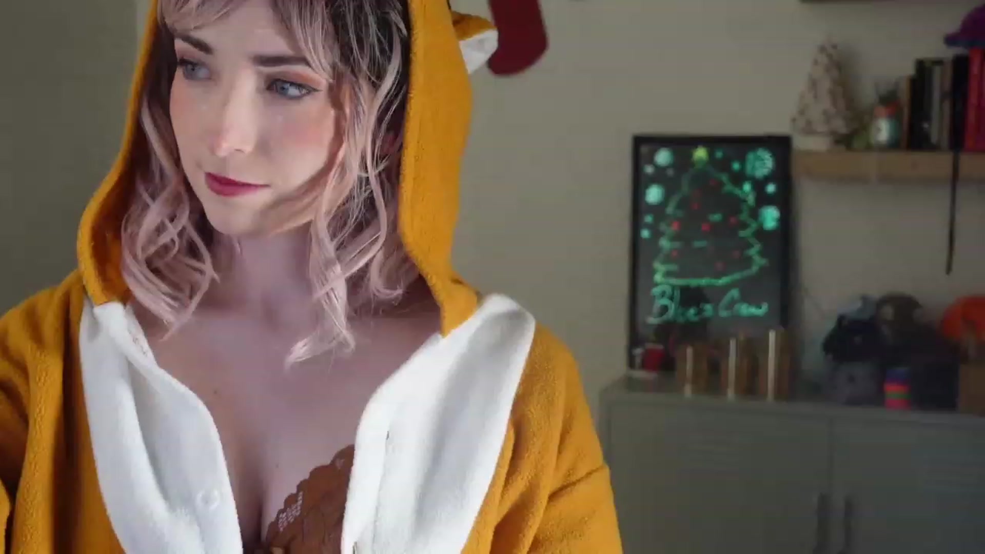Gallery image thumbnail from Lil_blueberry's myfreecams stream on, 12/13/2023, 04:49 image 3 of 20