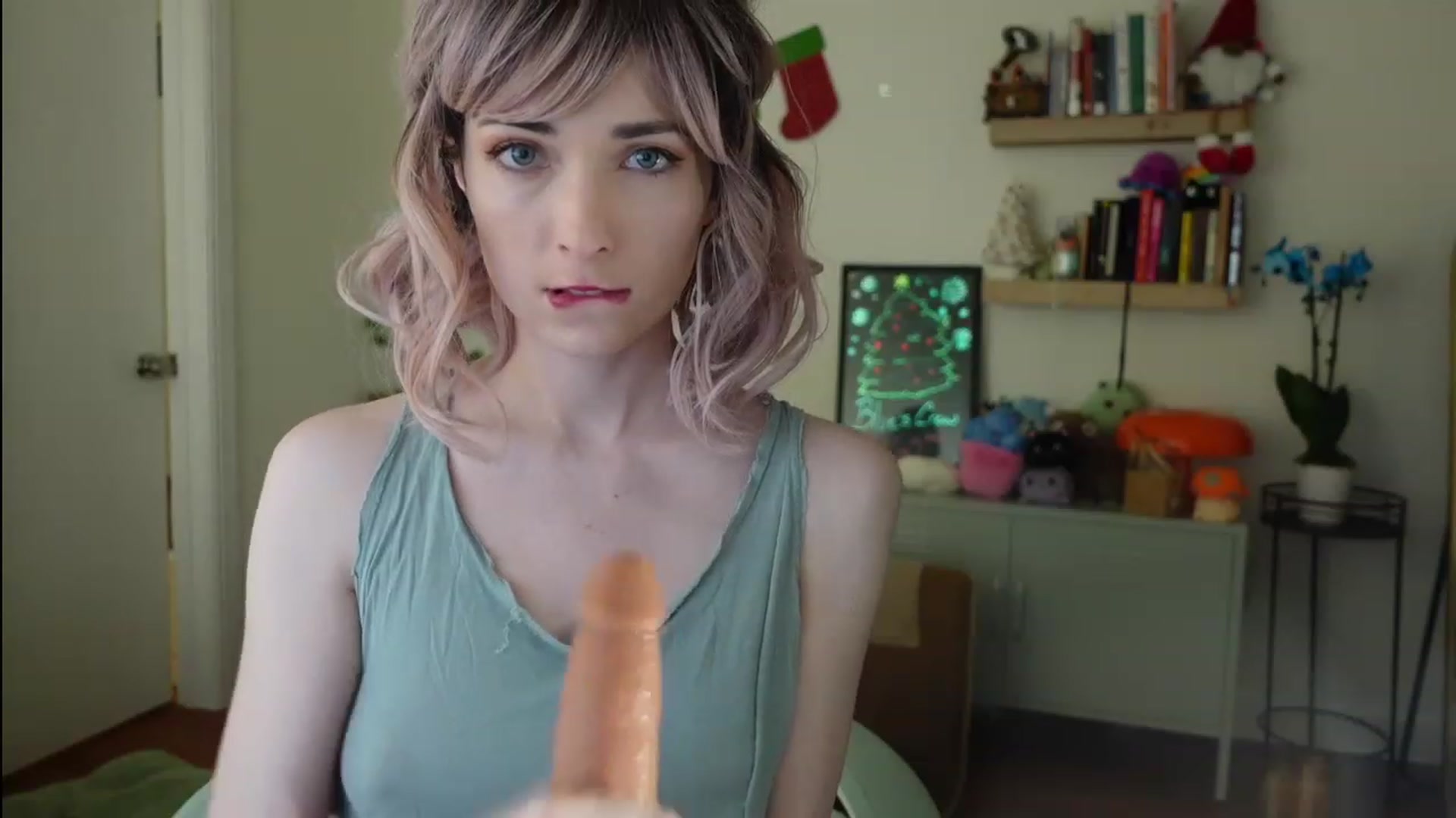 Gallery image thumbnail from Lil_blueberry's myfreecams stream on, 12/19/2023, 02:25 image 5 of 20