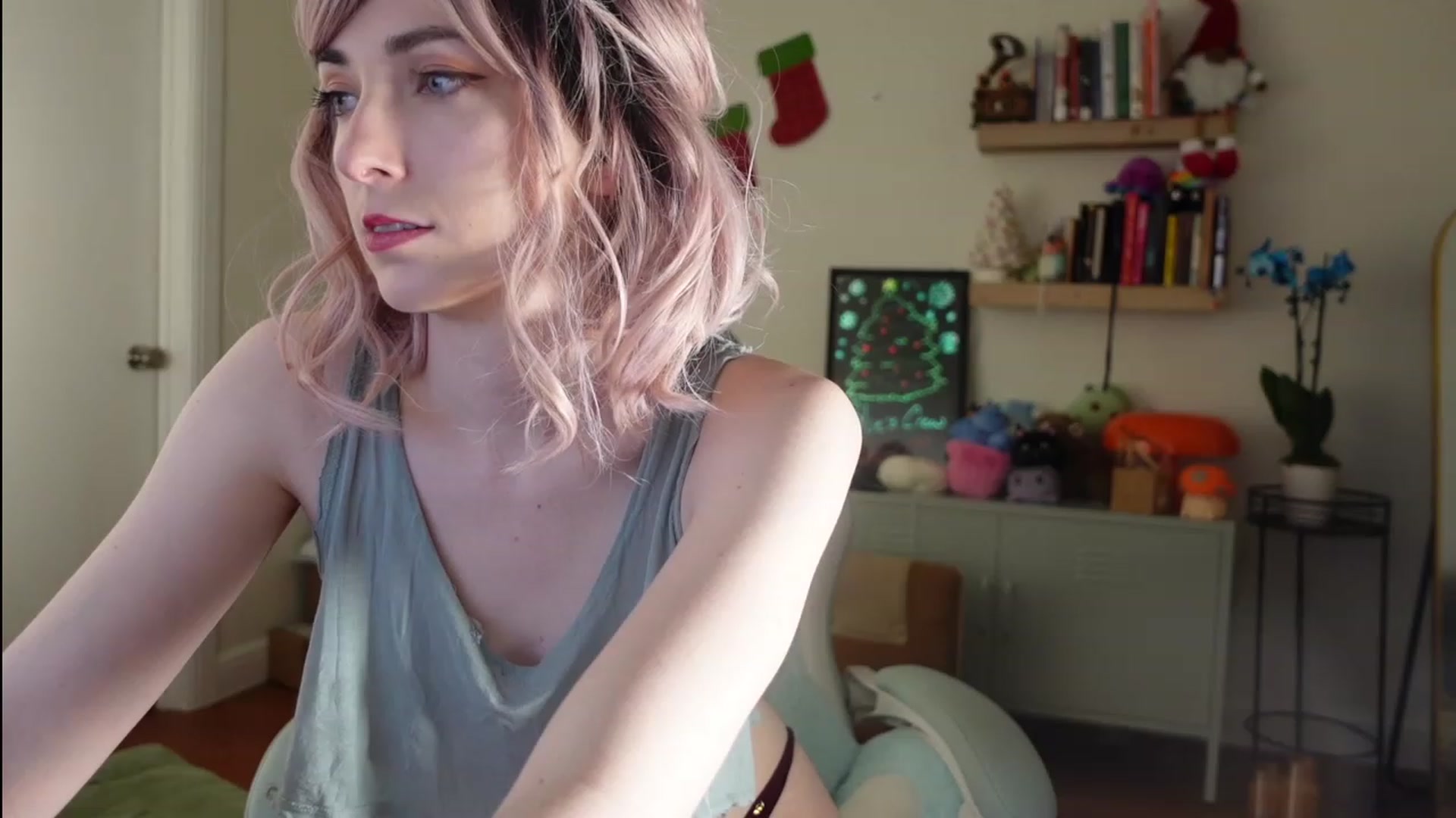 Gallery image thumbnail from Lil_blueberry's myfreecams stream on, 12/19/2023, 03:54 image 16 of 20