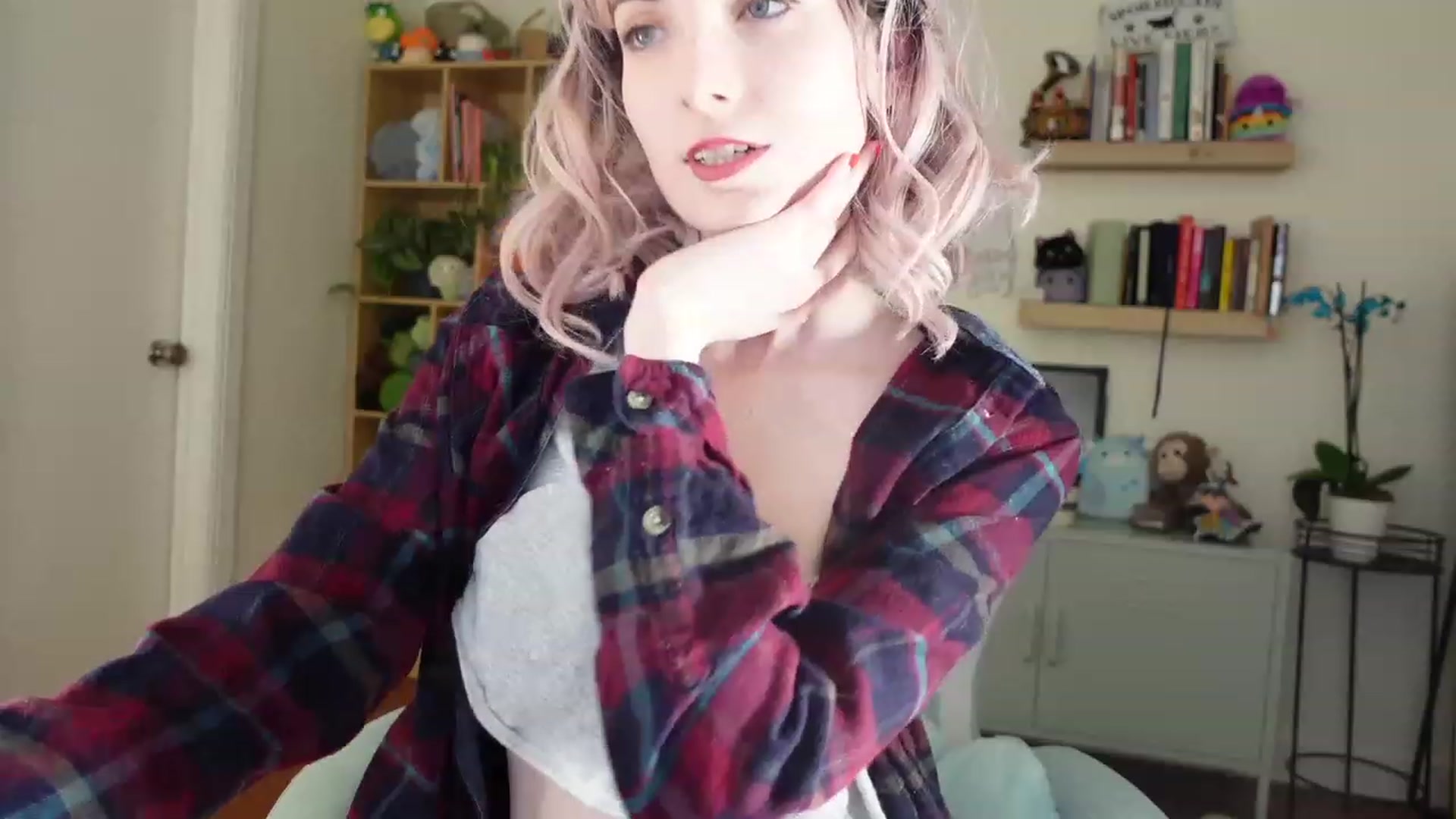 Gallery image thumbnail from Lil_blueberry's myfreecams stream on, 01/17/2024, 04:01 image 4 of 20