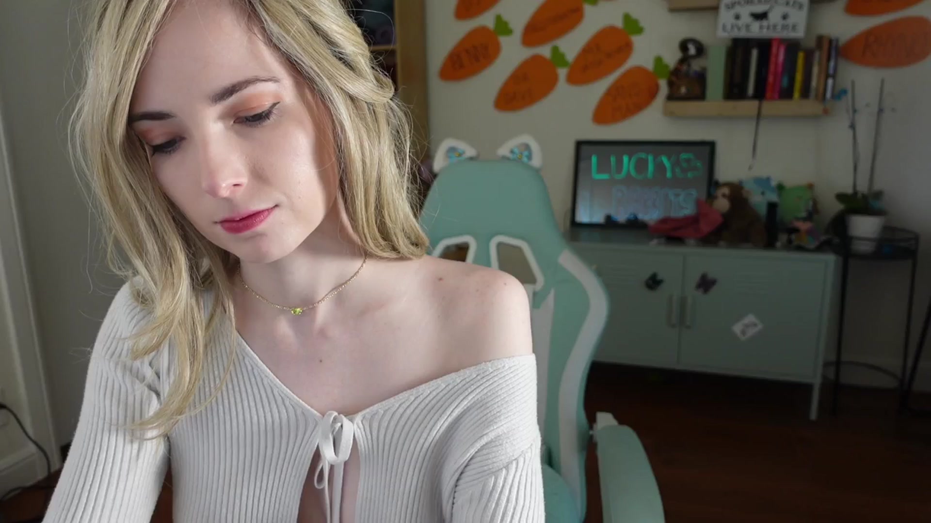 Gallery image thumbnail from Lil_blueberry's myfreecams stream on, 03/13/2024, 20:18 image 16 of 20