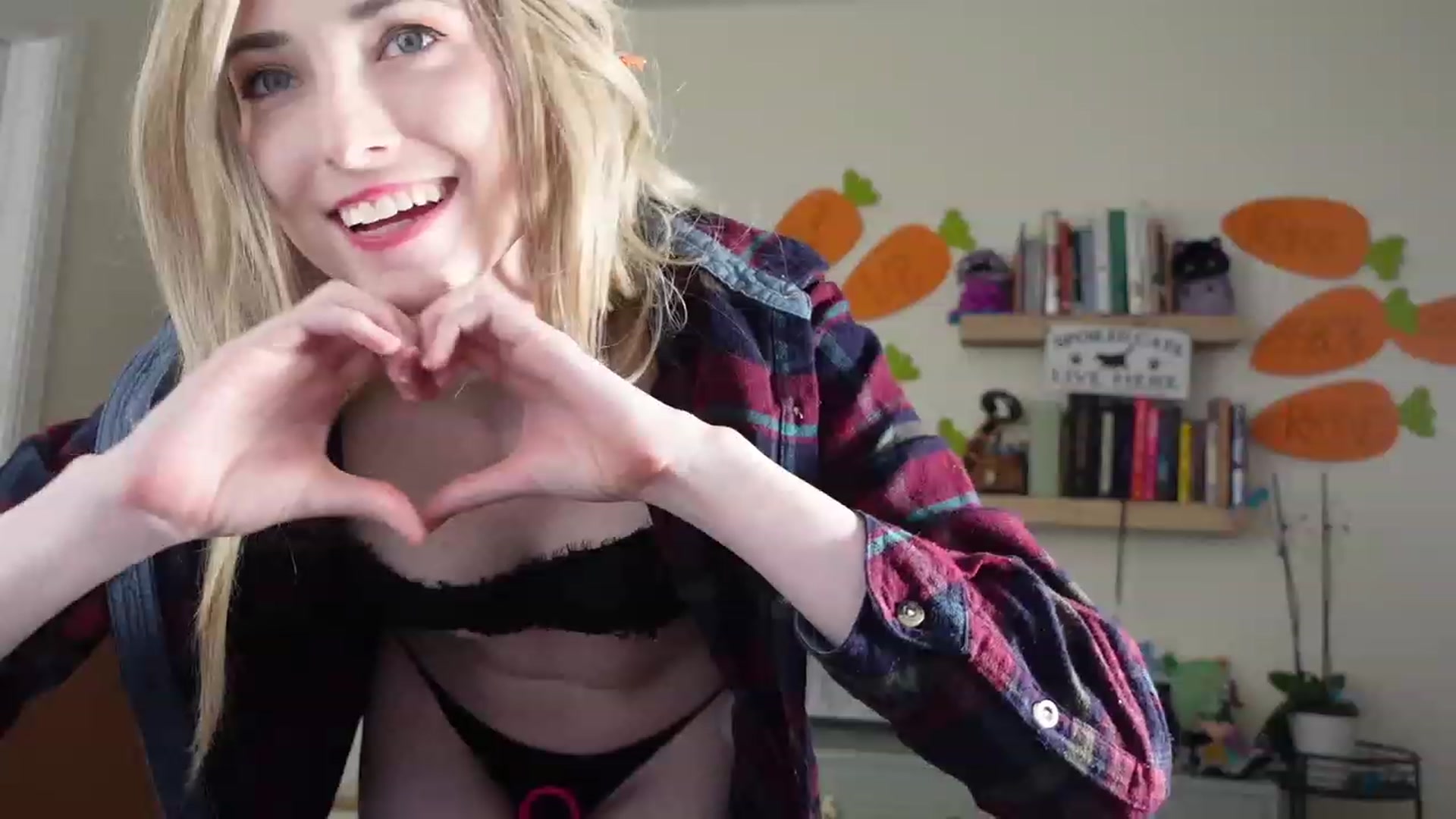 Gallery image thumbnail from Lil_blueberry's myfreecams stream on, 03/15/2024, 03:01 image 6 of 20