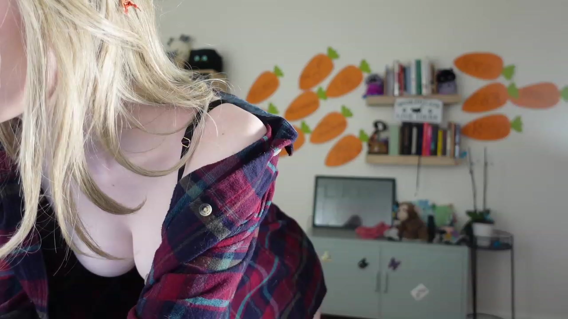 Gallery image thumbnail from Lil_blueberry's myfreecams stream on, 03/15/2024, 03:01 image 10 of 20