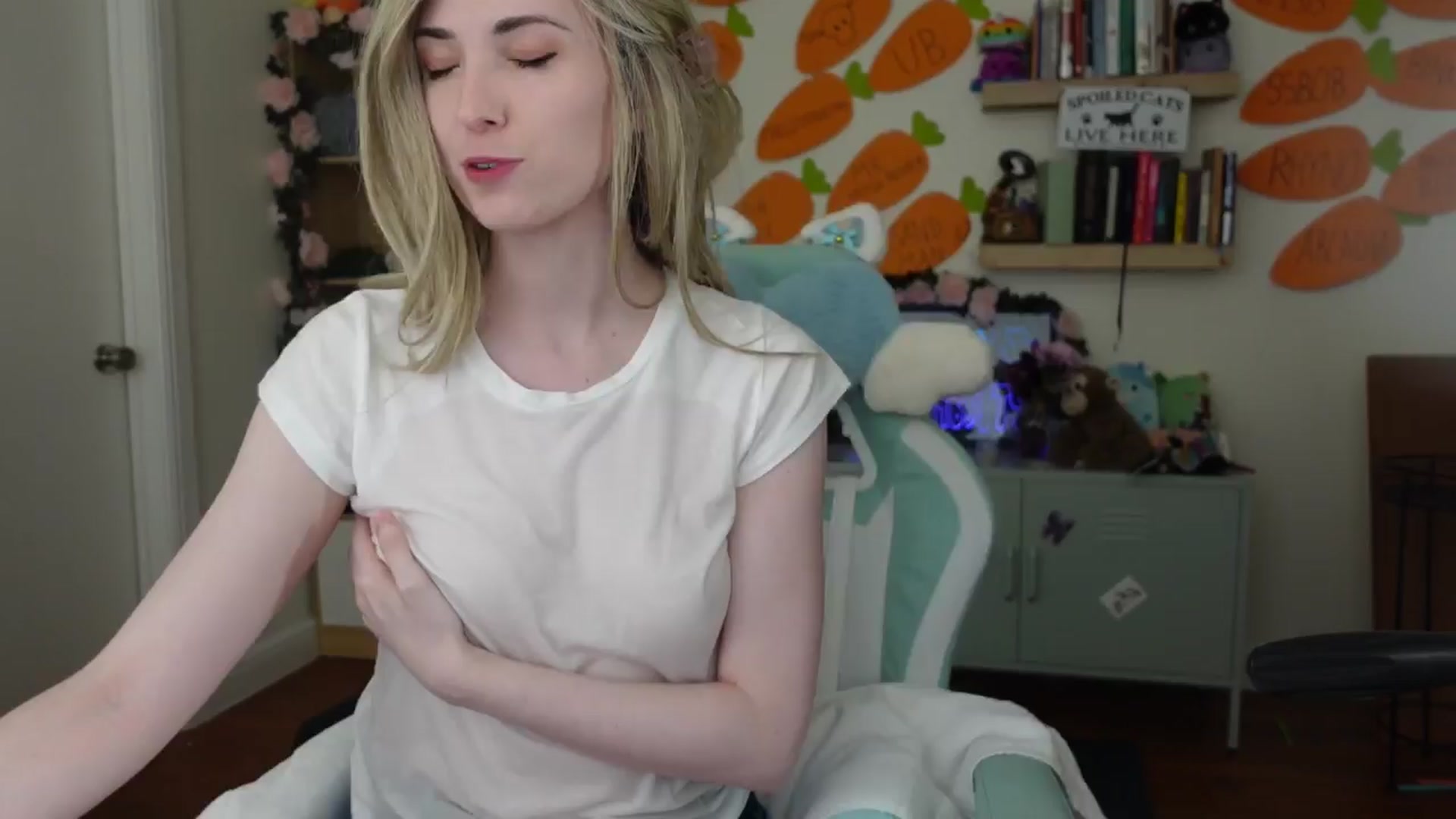 Gallery image thumbnail from Lil_blueberry's myfreecams stream on, 03/24/2024, 02:43 image 15 of 20