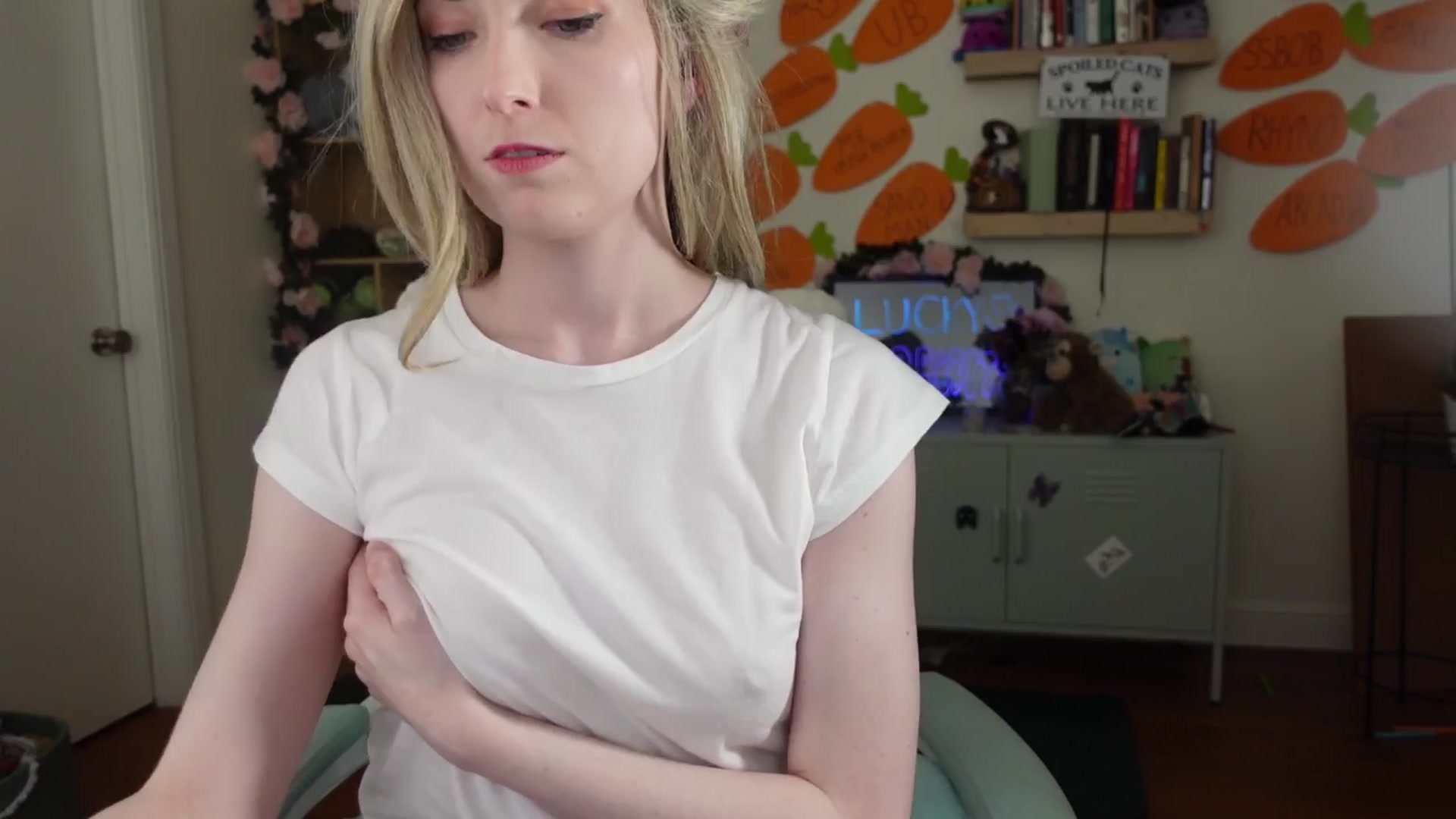 Gallery image thumbnail from Lil_blueberry's myfreecams stream on, 03/24/2024, 02:43 image 7 of 20