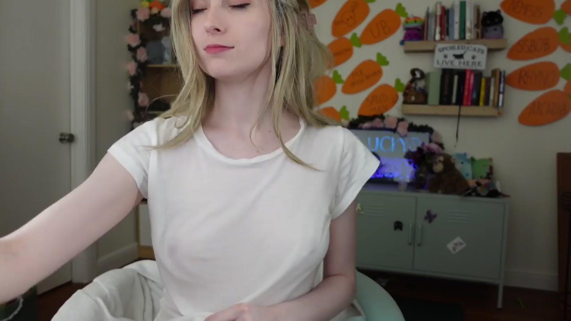 Gallery image thumbnail from Lil_blueberry's myfreecams stream on, 03/24/2024, 03:35 image 7 of 20