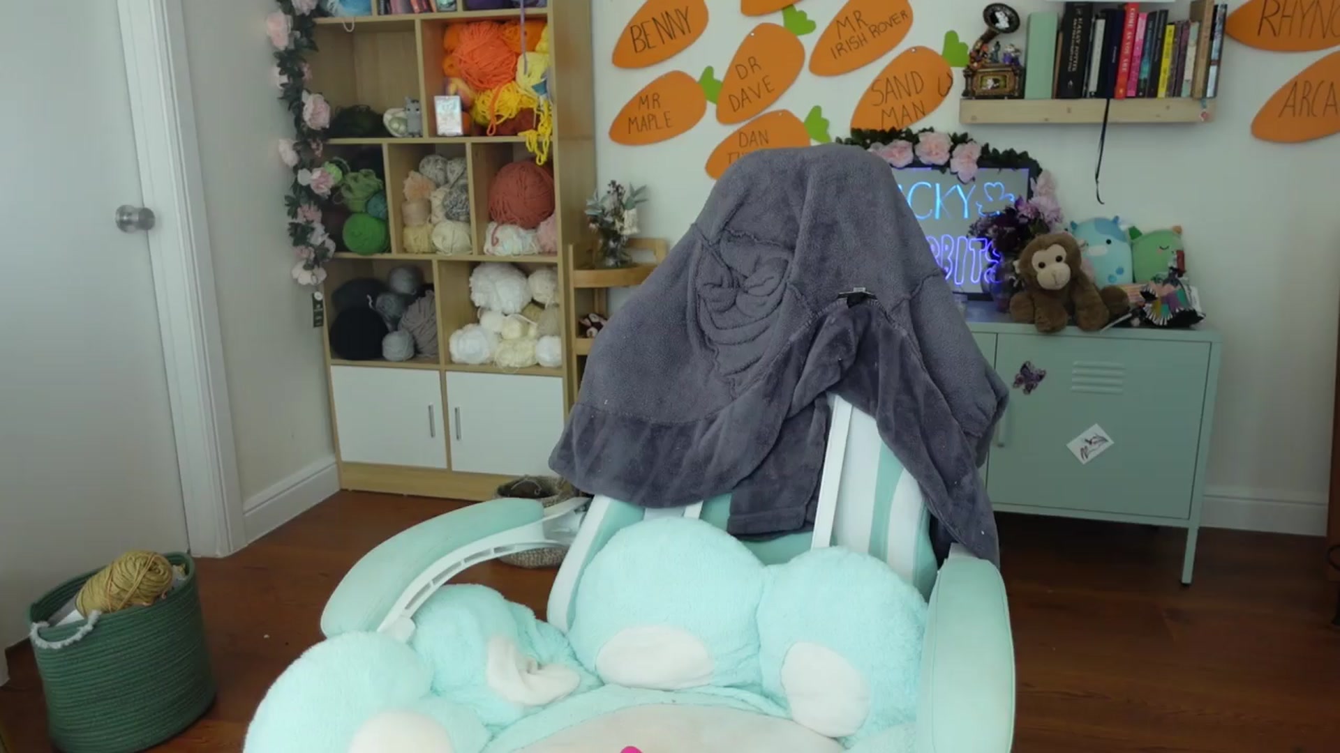 Gallery image thumbnail from Lil_blueberry's myfreecams stream on, 03/29/2024, 20:57 image 9 of 20