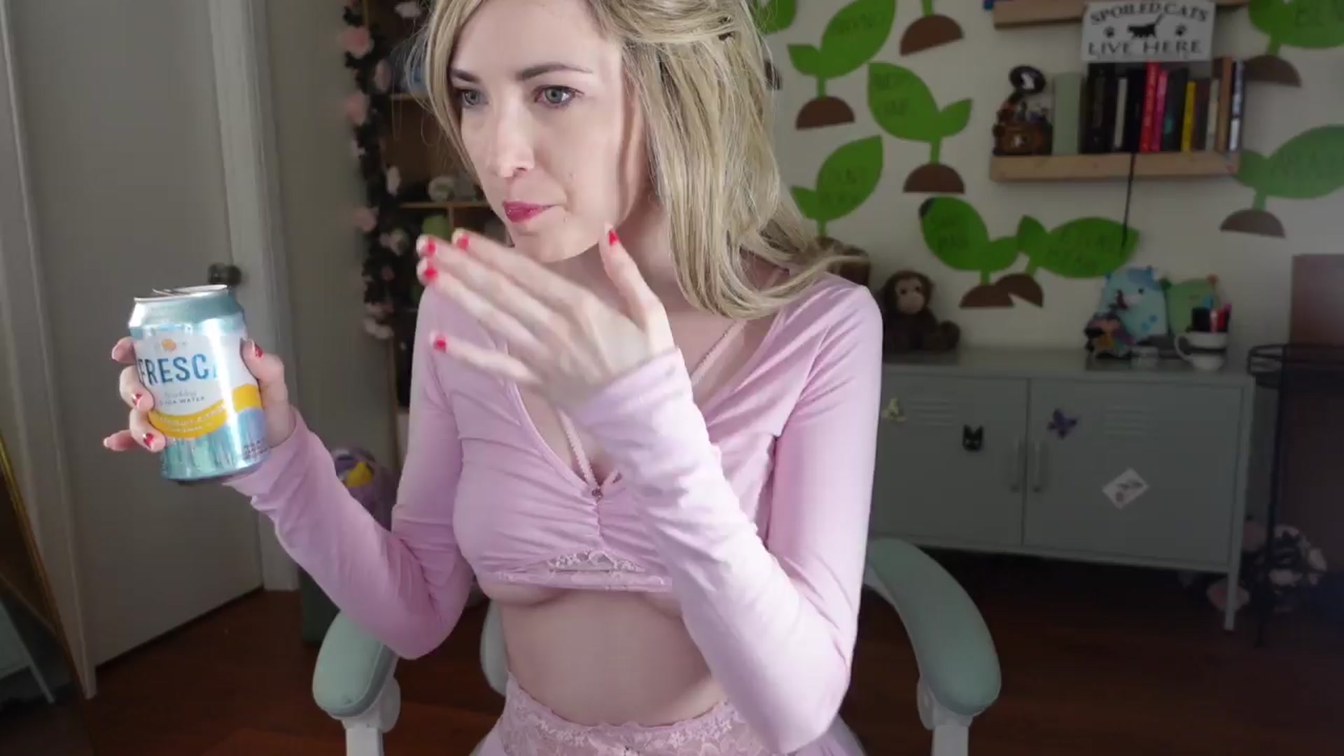 Gallery image thumbnail from Lil_blueberry's myfreecams stream on, 04/13/2024, 18:34 image 16 of 20