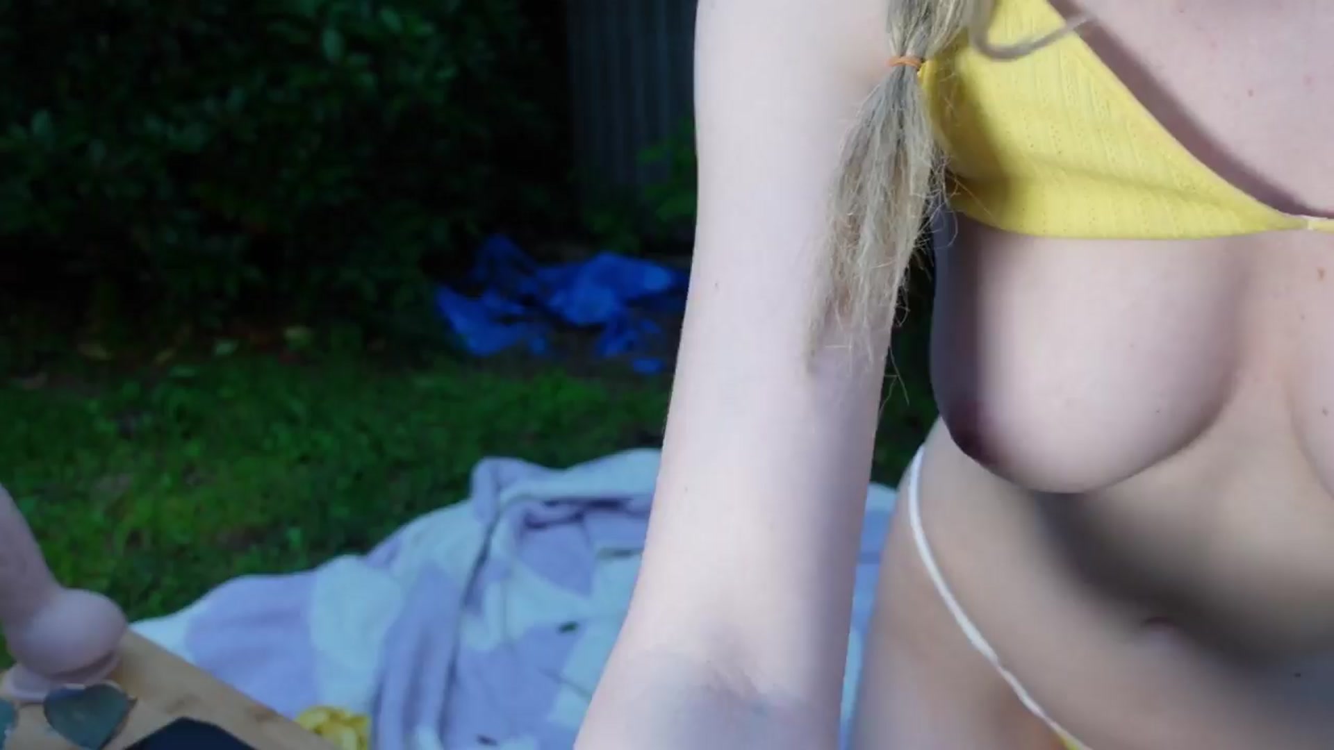 Gallery image thumbnail from Lil_blueberry's myfreecams stream on, 04/15/2024, 01:11 image 14 of 20